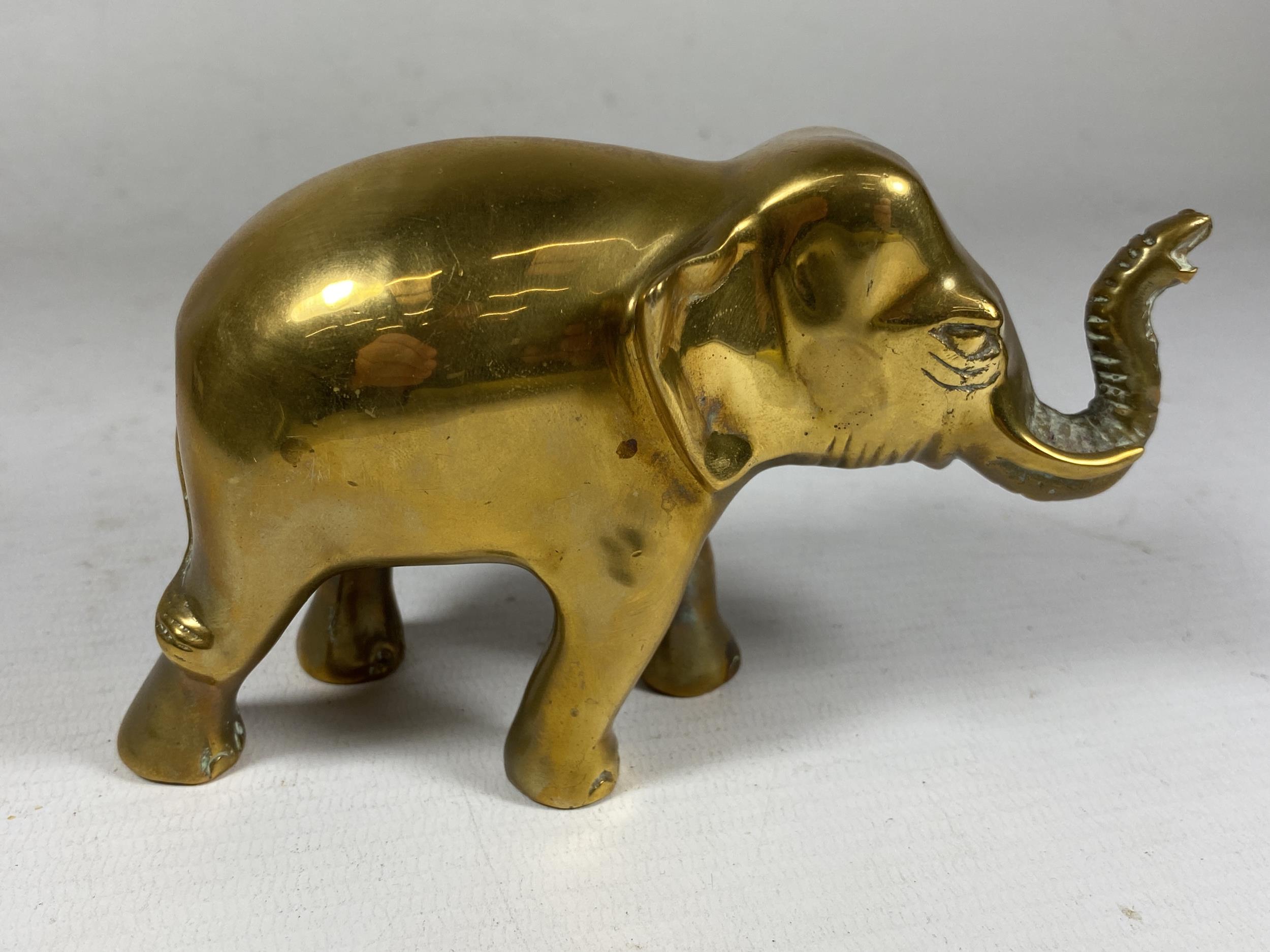 A VINTAGE ORIENTAL SOLID BRASS MODEL OF AN ELEPHANT, HEIGHT 9CM - Image 2 of 4