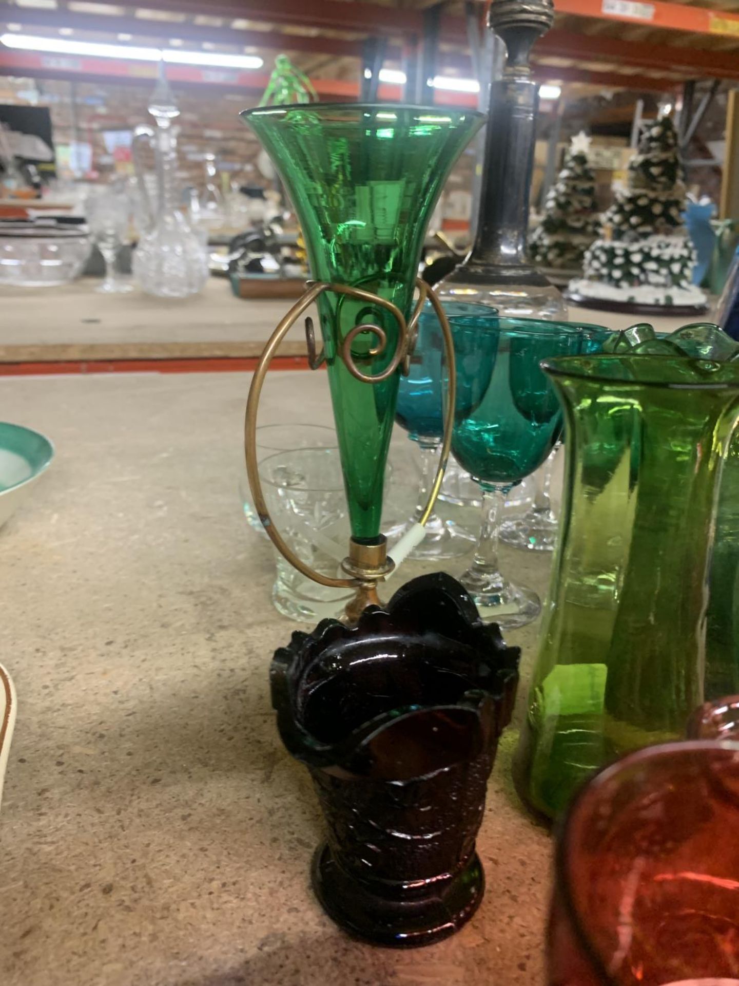 A COLLECTION OF COLOURED GLASSWARE TO INCLUDE VICTORIAN EYE BATHS, A DECANTER, VASES, GLASSES, ETC - Image 3 of 5