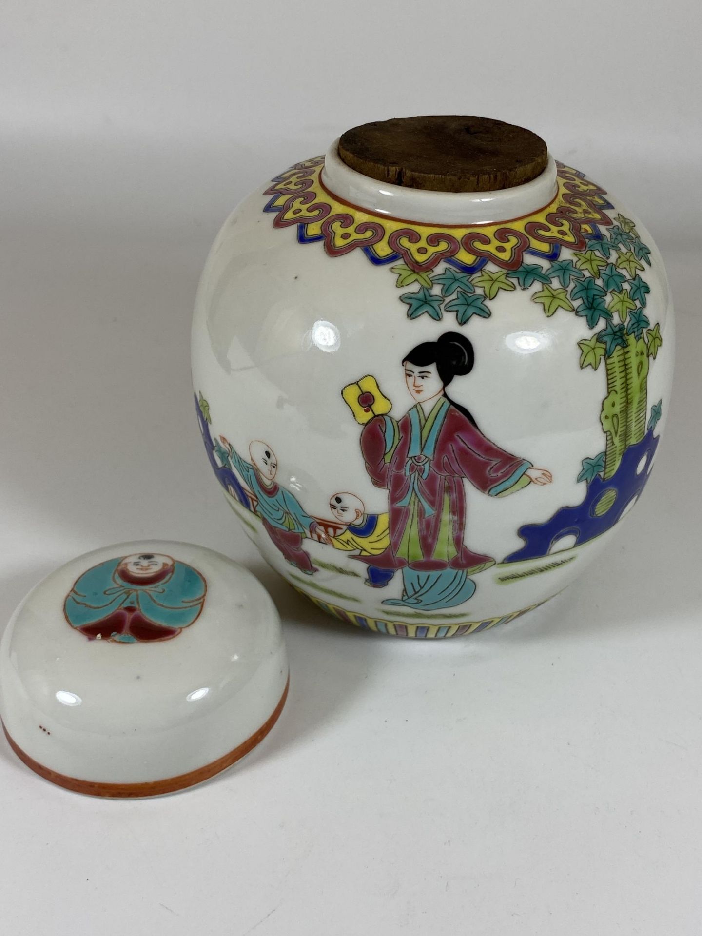 A REPUBLIC PERIOD CHINESE LIDDED GINGER JAR WITH ORIGINAL CORK SEAL, HEIGHT 11CM - Image 3 of 4