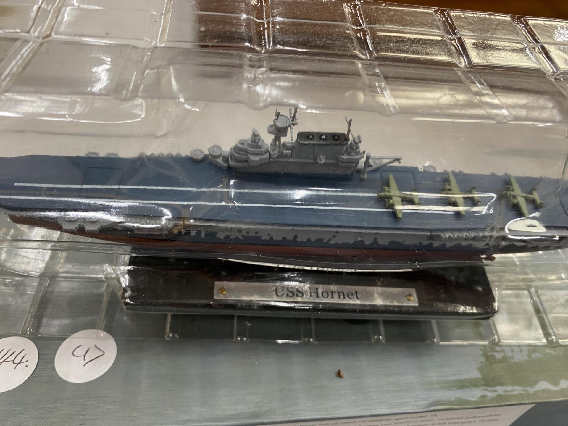 TWO DEAGOSTINI MODELS OF SHIPS - USS ARIZONA AND USS HORNET - Bild 3 aus 3