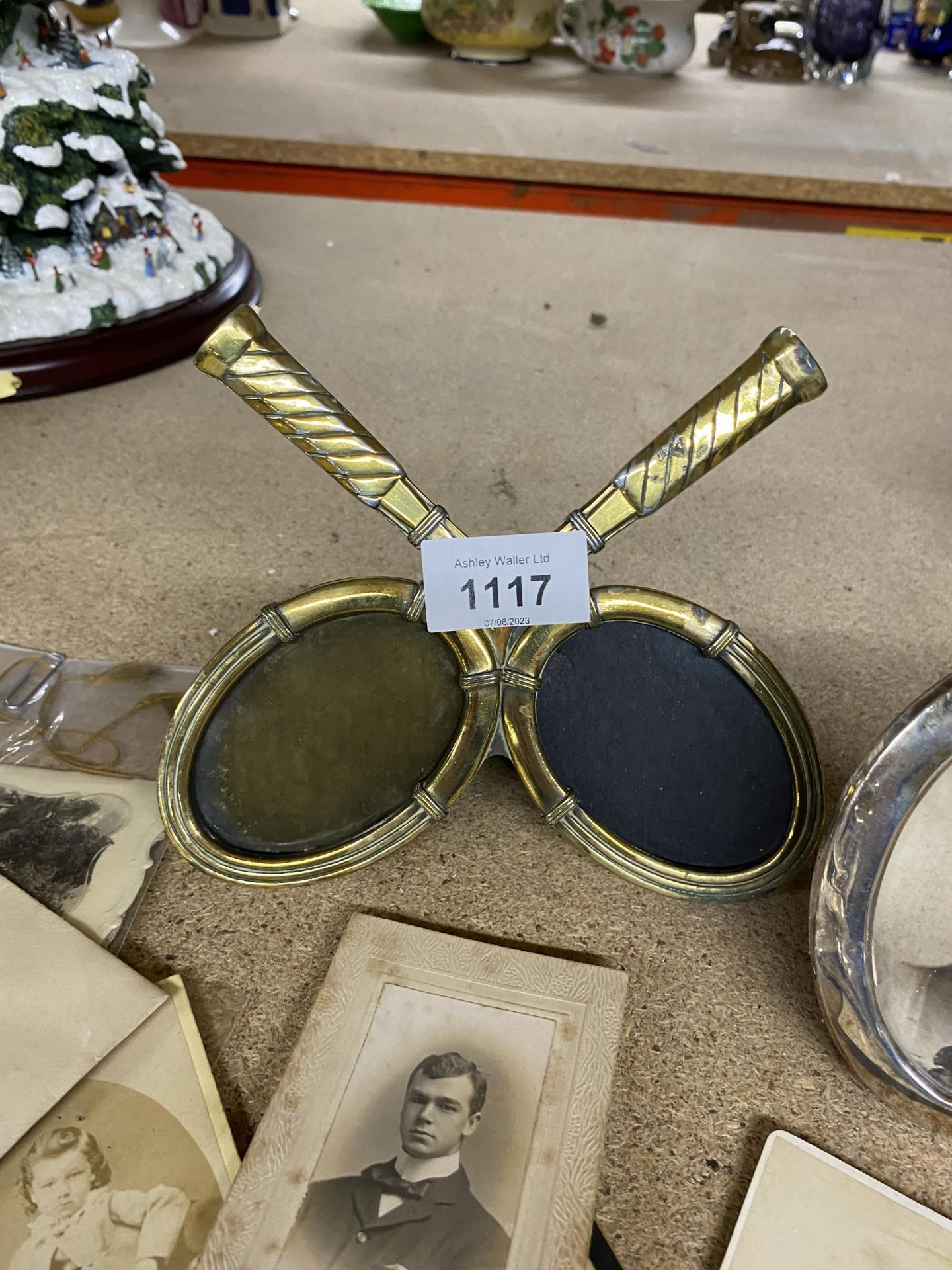 A MIXED VINTAGE LOT TO INCLUDE HALLMARKED SILVER SMALL PHOTO FRAME, BRASS TENNIS RACKET FRAME ETC - Image 3 of 3