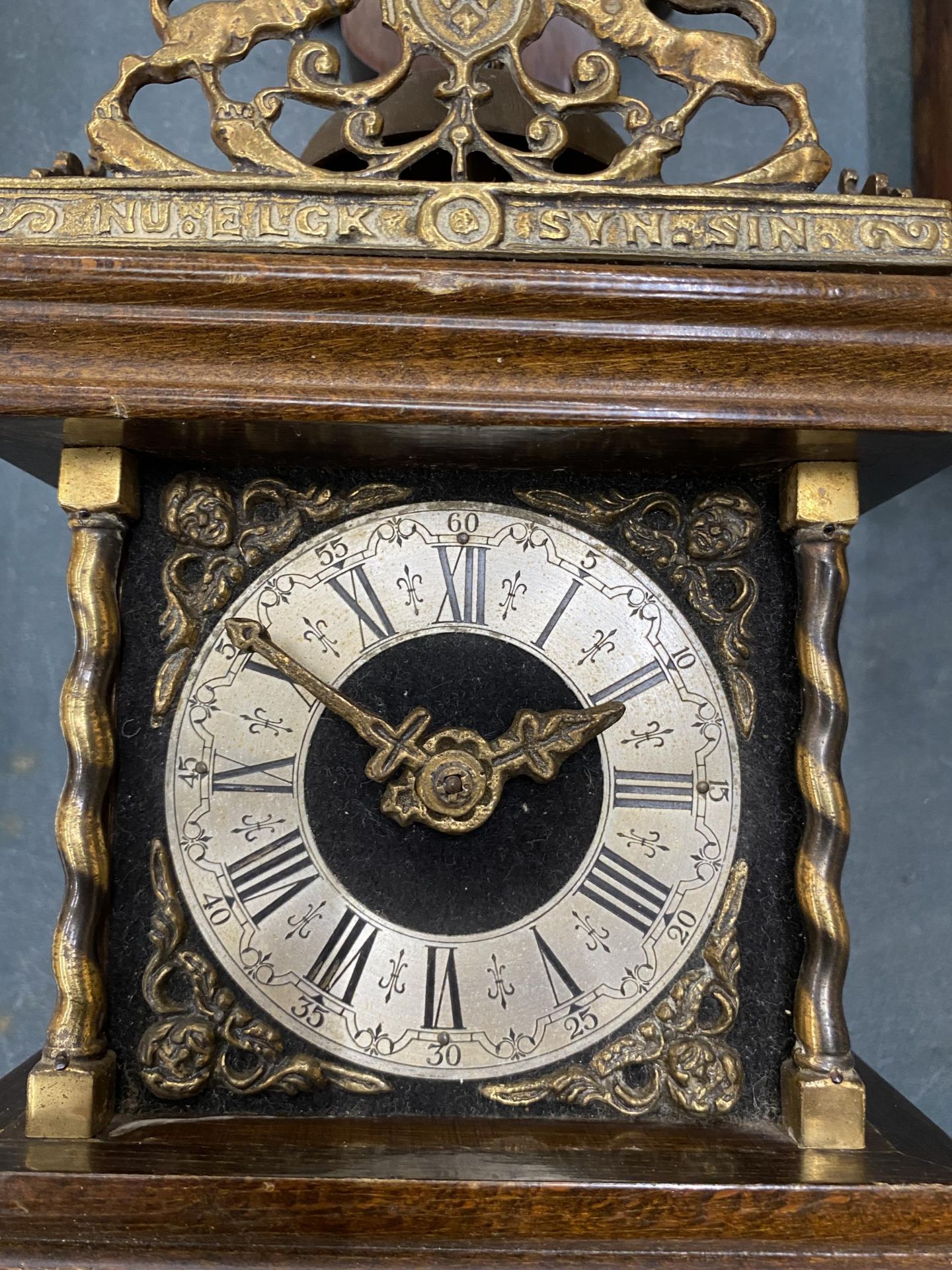 A VINTAGE MAHOGANY CASED WALL CLOCK WITH BRASS DECORATION - LACKING KEY, AND WEIGHTS - Image 2 of 3