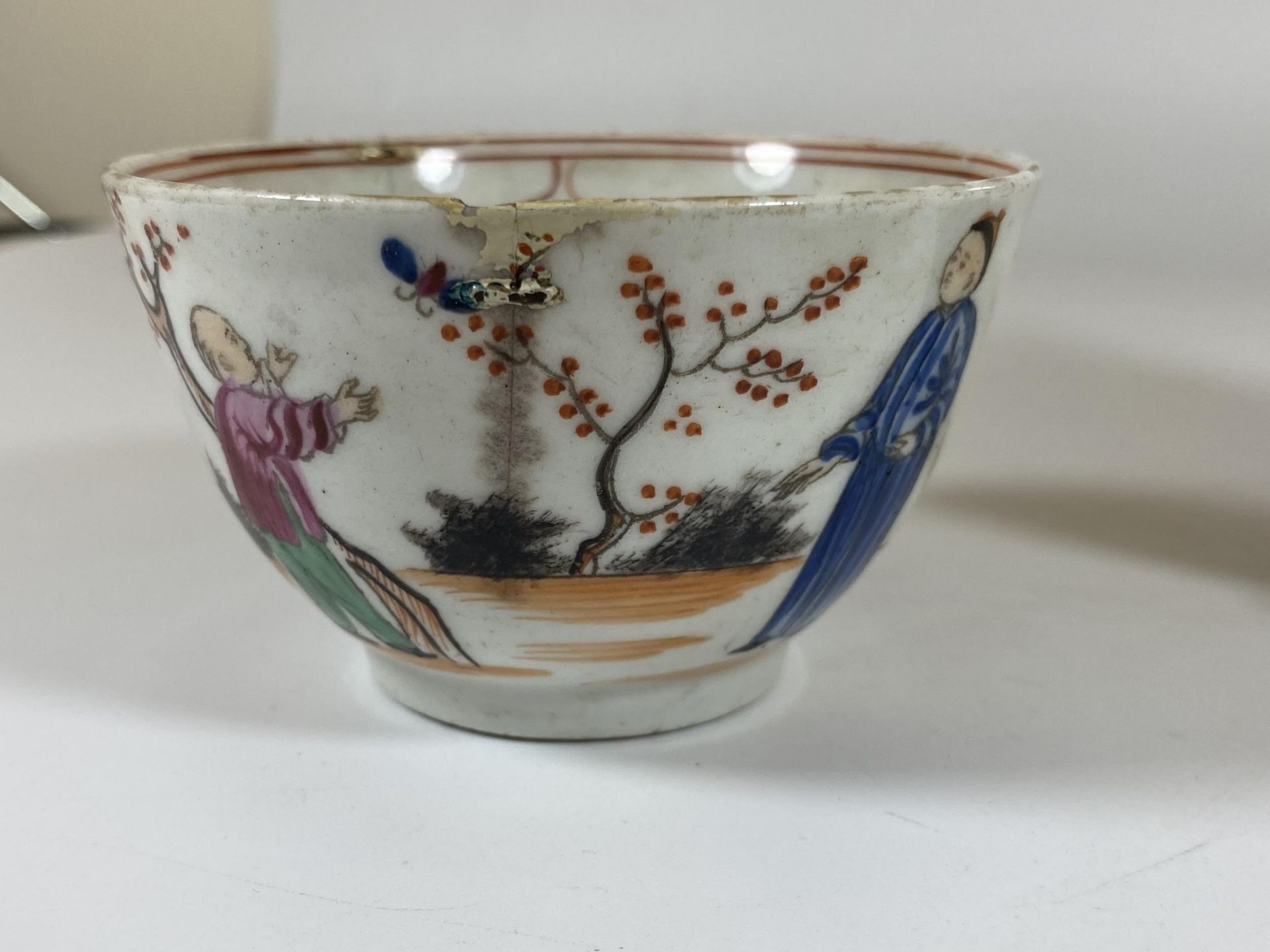 AN 18TH CENTURY PORCELAIN TEA BOWL AND SAUCER WITH ORIENTAL FIGURES DESIGN, SAUCER DIAMETER 13CM - Image 2 of 3