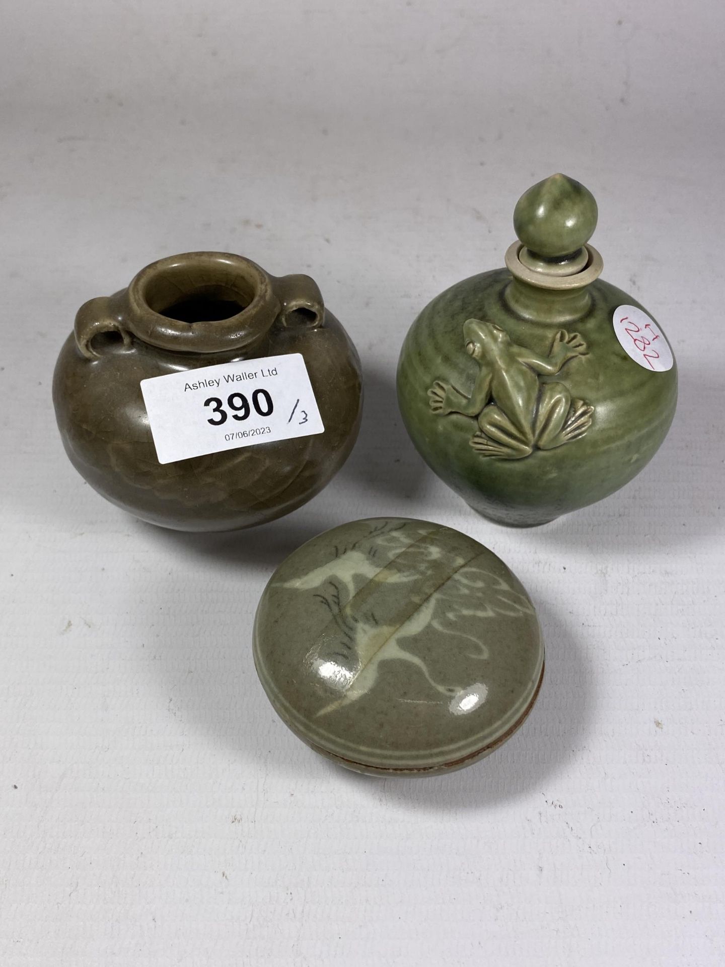 A GROUP OF THREE CHINESE CELADON PORCELAIN ITEMS, SCENT BOTTLE WITH FROG DESIGN, LIDDED POT AND