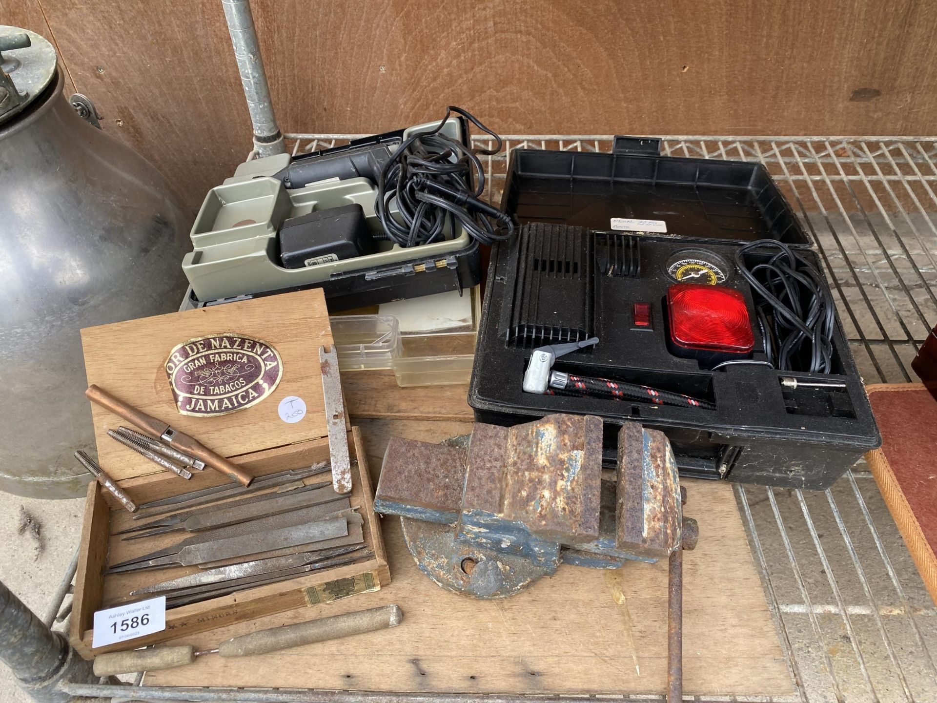 AN ASSORTMENT OF TOOLS TO INCLUDE SMALL FILES, A BENCH VICE AND A DETAIL DRILL ETC
