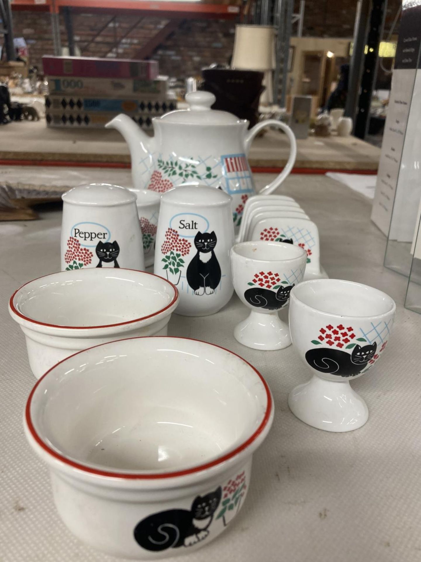 A COLLECTION OF CAT RELATED CERAMICS TO INCLUDE A TEAPOT, CRUET SET, TOAST RACK, SUGAR BOWL, EGG