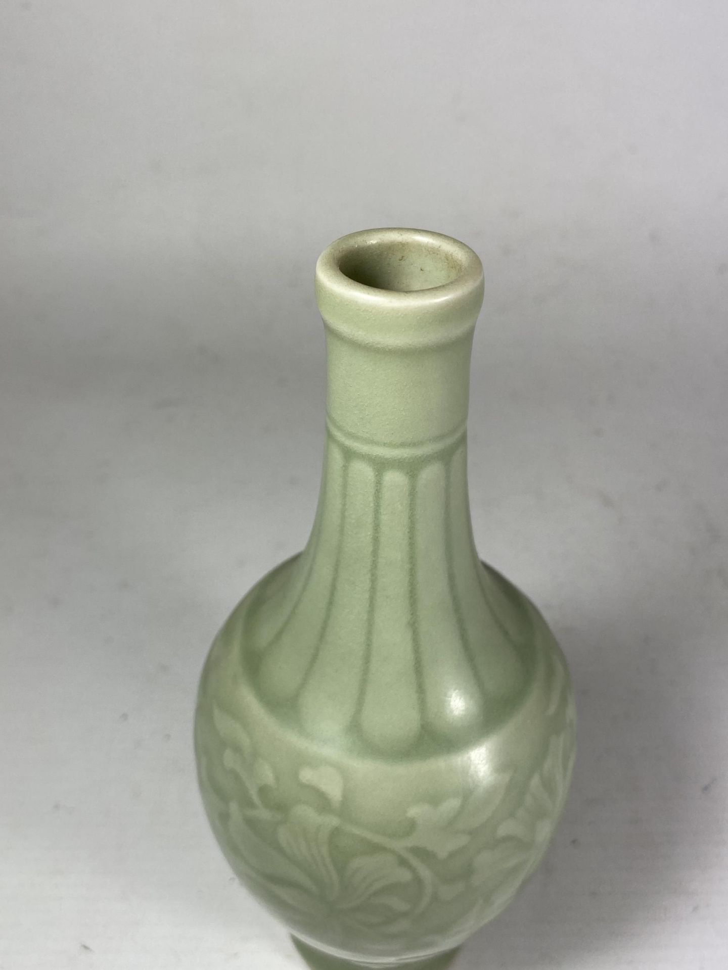 A CHINESE CELADON PORCELAIN FLORAL VASE, UNMARKED TO BASE, HEIGHT 18CM - Image 2 of 6