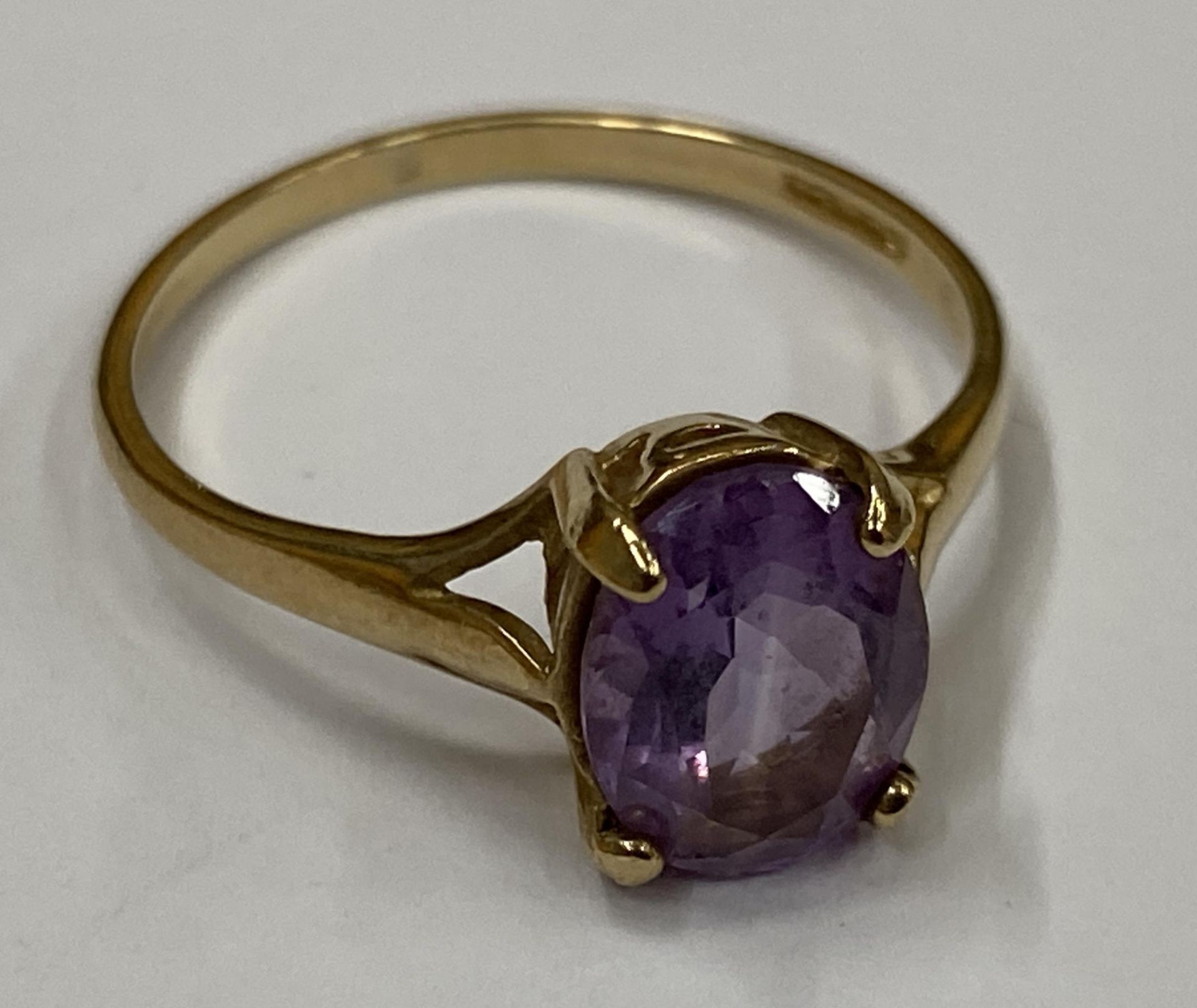 A 9CT YELLOW GOLD RING WITH SINGLE PURPLE STONE, WEIGHT 1.8G