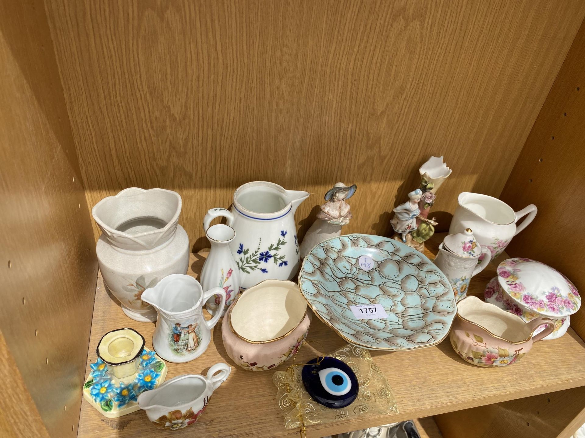 AN ASSORTMENT OF CERAMIC ITEMS TO INCLUDE JUGS, CANDLE STICKS AND BOWLS ETC