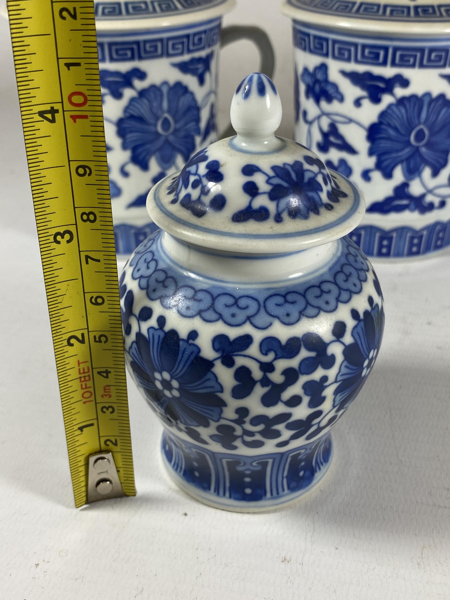 A GROUP OF MODERN CHINESE BLUE AND WHITE ITEMS - LIDDED JAR AND SET OF SIX LIDDED MUGS - Image 5 of 6