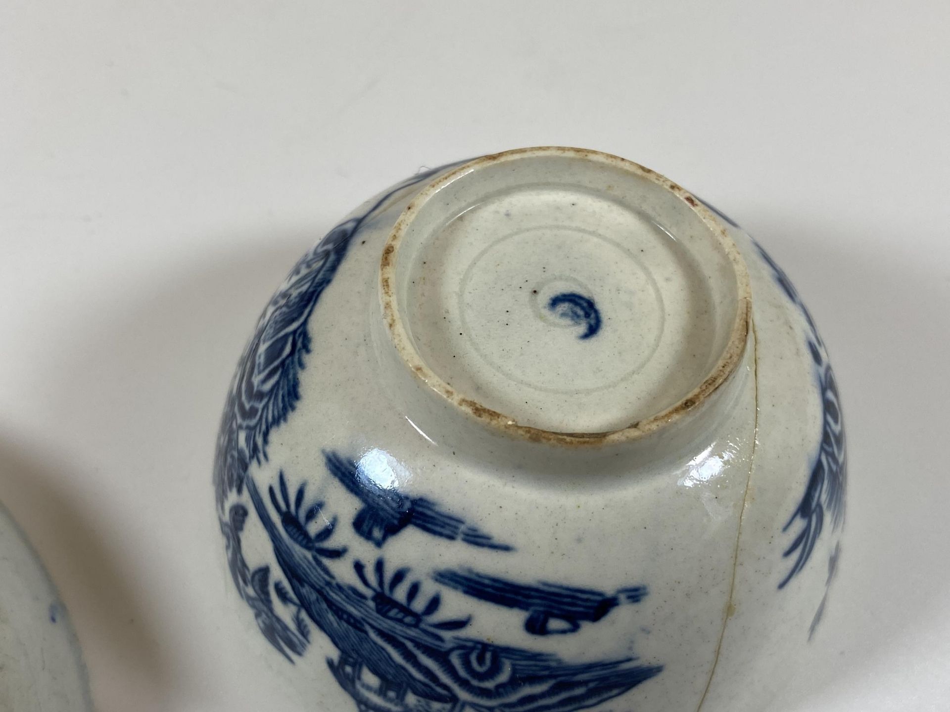 A MID-LATE 18TH CENTURY WORCESTER TEA BOWL WITH CRESCENT MOON MARK, (A/F) TOGETHER WITH MATCHING - Image 3 of 3