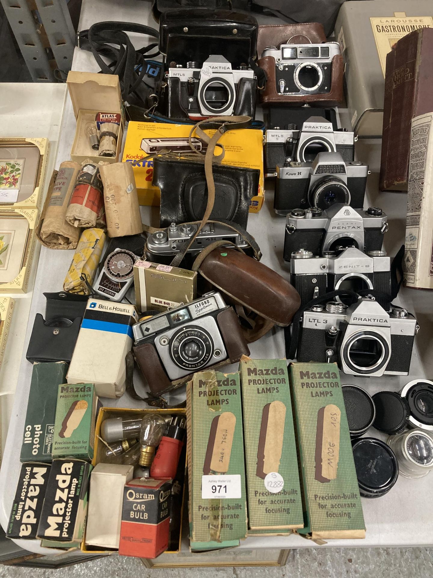 A LARGE COLLECTION OF VINTAGE CAMERAS AND ACCESSORIES TO INCLUDE PRAKTICA LTL 3, ZENIT-8, PENTAX