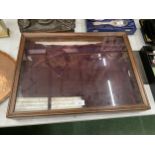 A VINTAGE OAK TABLE TOP JEWELLERY DISPLAY CASE, 41 X 56CM