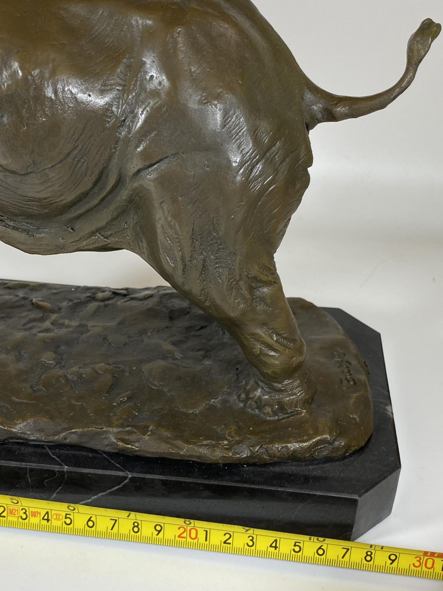 A LARGE BRONZE MODEL OF AN AFRICAN ELEPHANT ON MARBLE BASE, SIGNED BARYE, HEIGHT 29CM, LENGTH 29CM - Image 9 of 9
