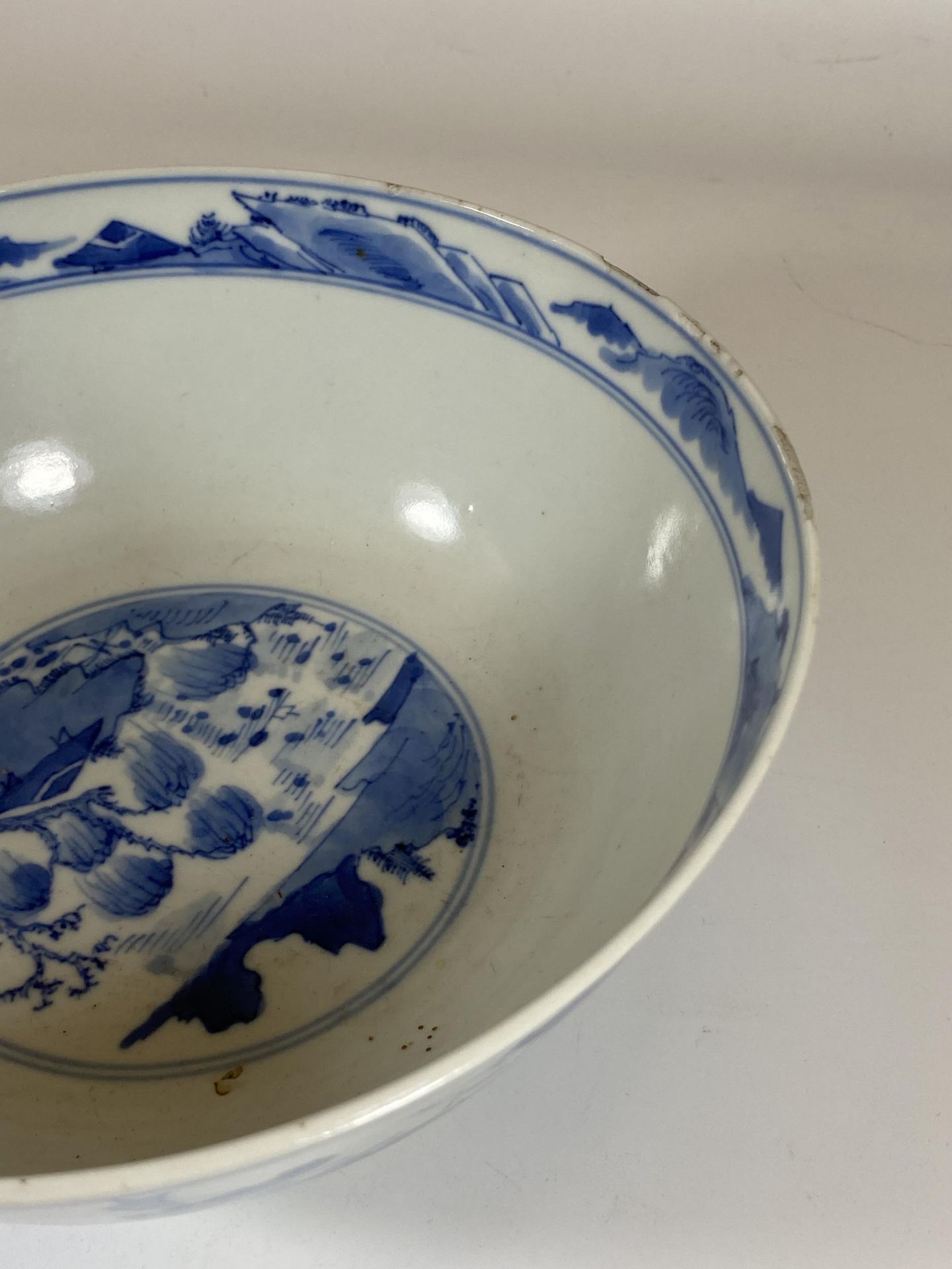 AN 18TH CENTURY CHINESE BLUE AND WHITE QING PORCELAIN BOWL WITH PAGODA DESIGN, FOUR CHARACTER DOUBLE - Bild 7 aus 12