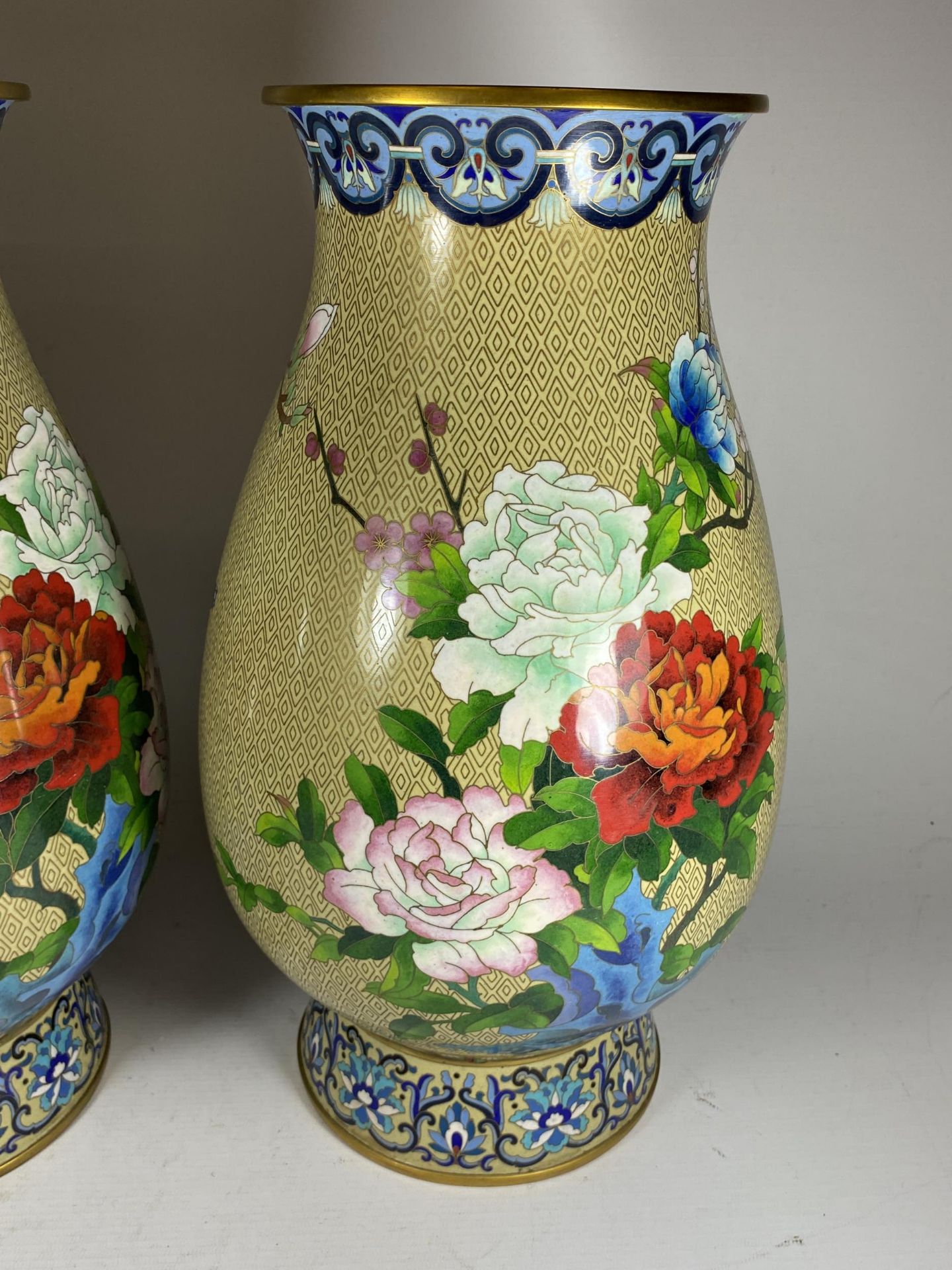 A LARGE PAIR OF CHINESE CLOISONNE BALUSTER FORM VASES WITH BIRD AND FLORAL DECORATION, HEIGHT 39CM - Image 8 of 9