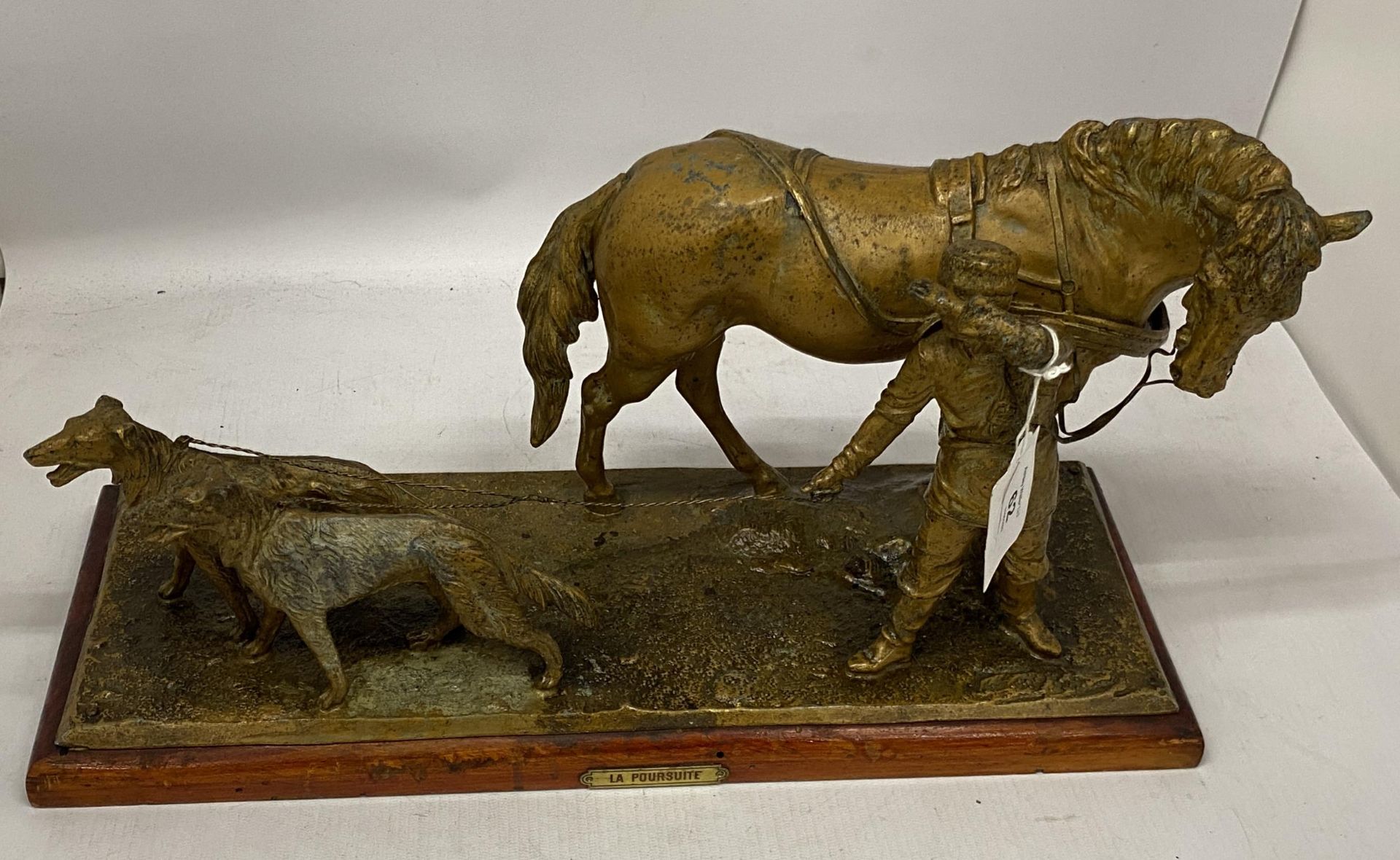 A VINTAGE METAL FIGURE GROUP OF A HUNTER, HORSE AND TWO DOGS - 'LA POURSUITE', HEIGHT 23CM