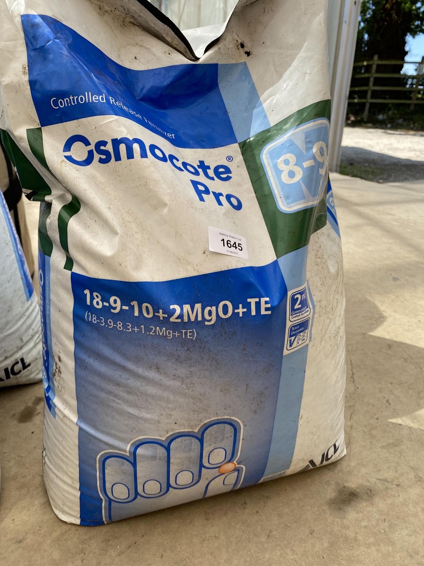 THREE BAGS OF OSMOCOTE PRO CONTROLLED RELEASE FERTILIZER (RRP £165 PER BAG) - Bild 2 aus 2