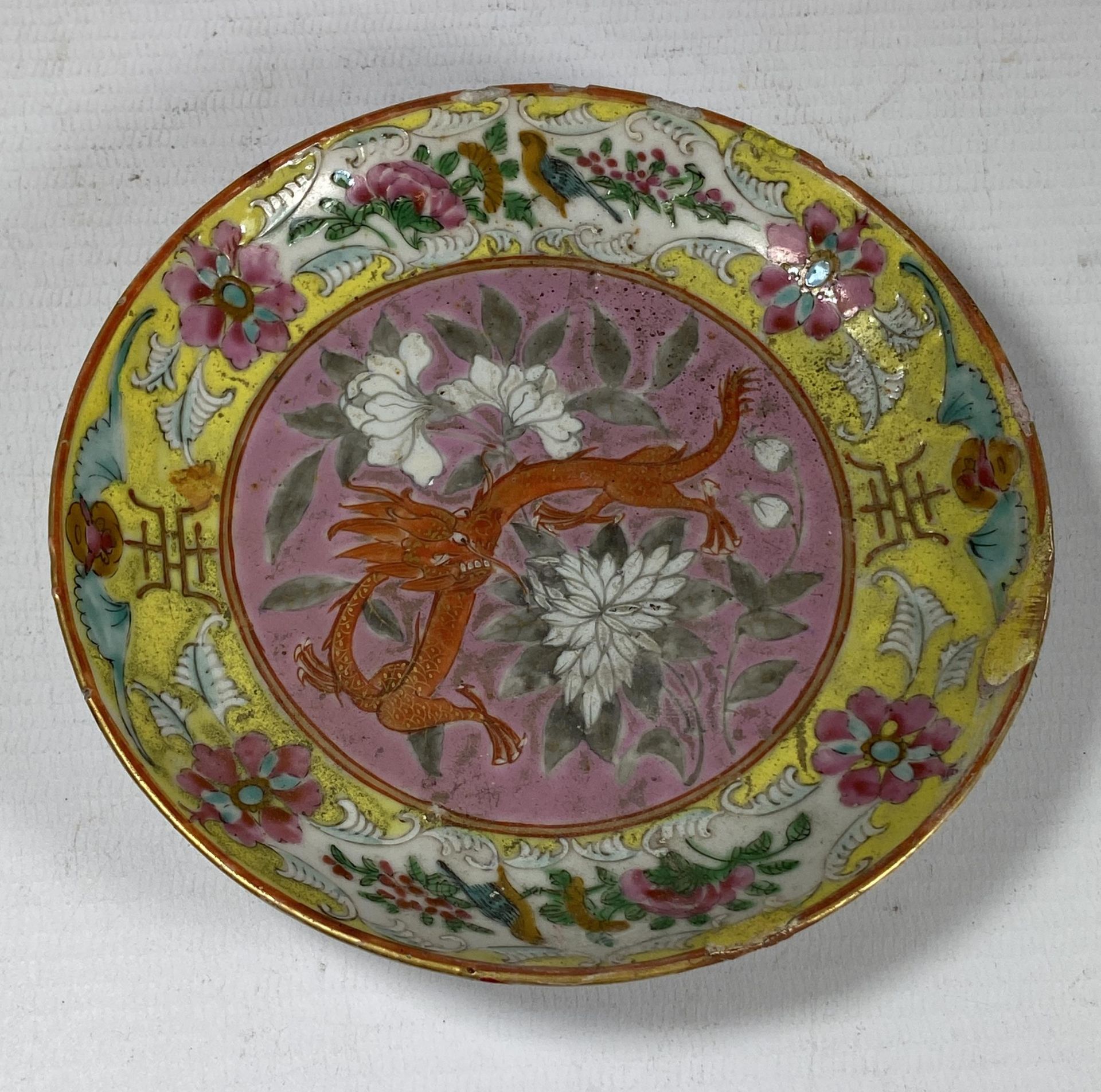 AN EARLY 20TH CENTURY CHINESE FAMILLE JAUNE DRAGON DESIGN DISH, UNMARKED, DIAMETER 13CM