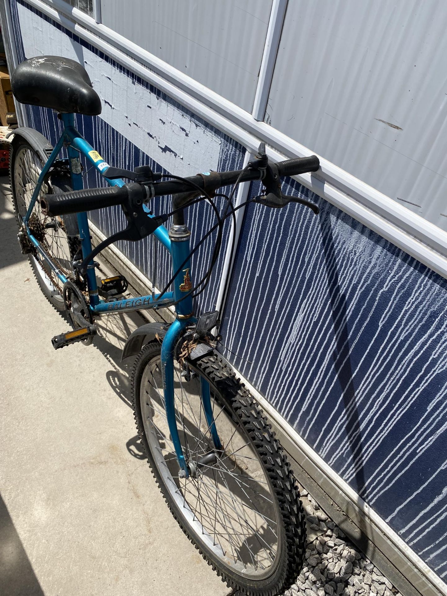 A GENTS RALEIGH ECLIPSE BIKE WITH 10 SPEED GEAR SYSTEM - Image 3 of 3