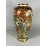 A HAND PAINTED JAPANESE SATSUMA 'SOKO CHINA' VASE WITH FIGURAL AND FLORAL DESIGN, HEIGHT 25CM