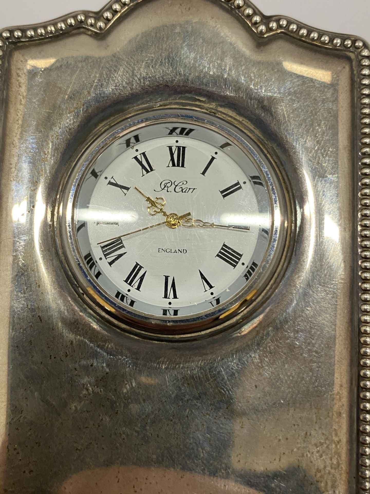 A ROBERT CARR SHEFFIELD HALLMARKED SILVER SMALL CLOCK WITH MILLENIUM 2000 HALLMARKS, 9 X 6CM - Bild 2 aus 4