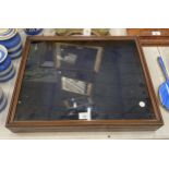 A VINTAGE OAK TABLE TOP JEWELLERY DISPLAY CASE, 40 X 50CM