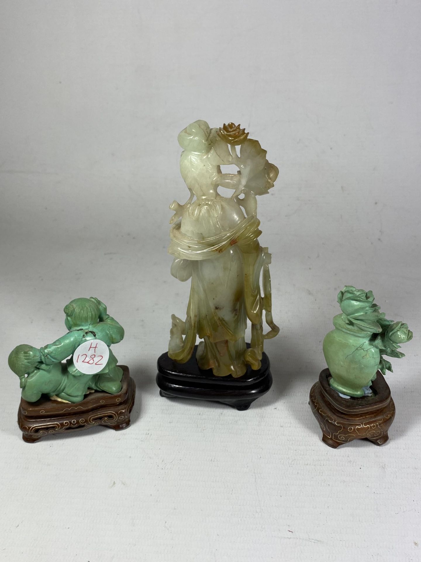 A GROUP OF THREE ORIENTAL FIGURES ON STANDS TO INCLUDE A JADE TYPE HARDSTONE FIGURE, HEIGHT 16.5CM - Image 3 of 4