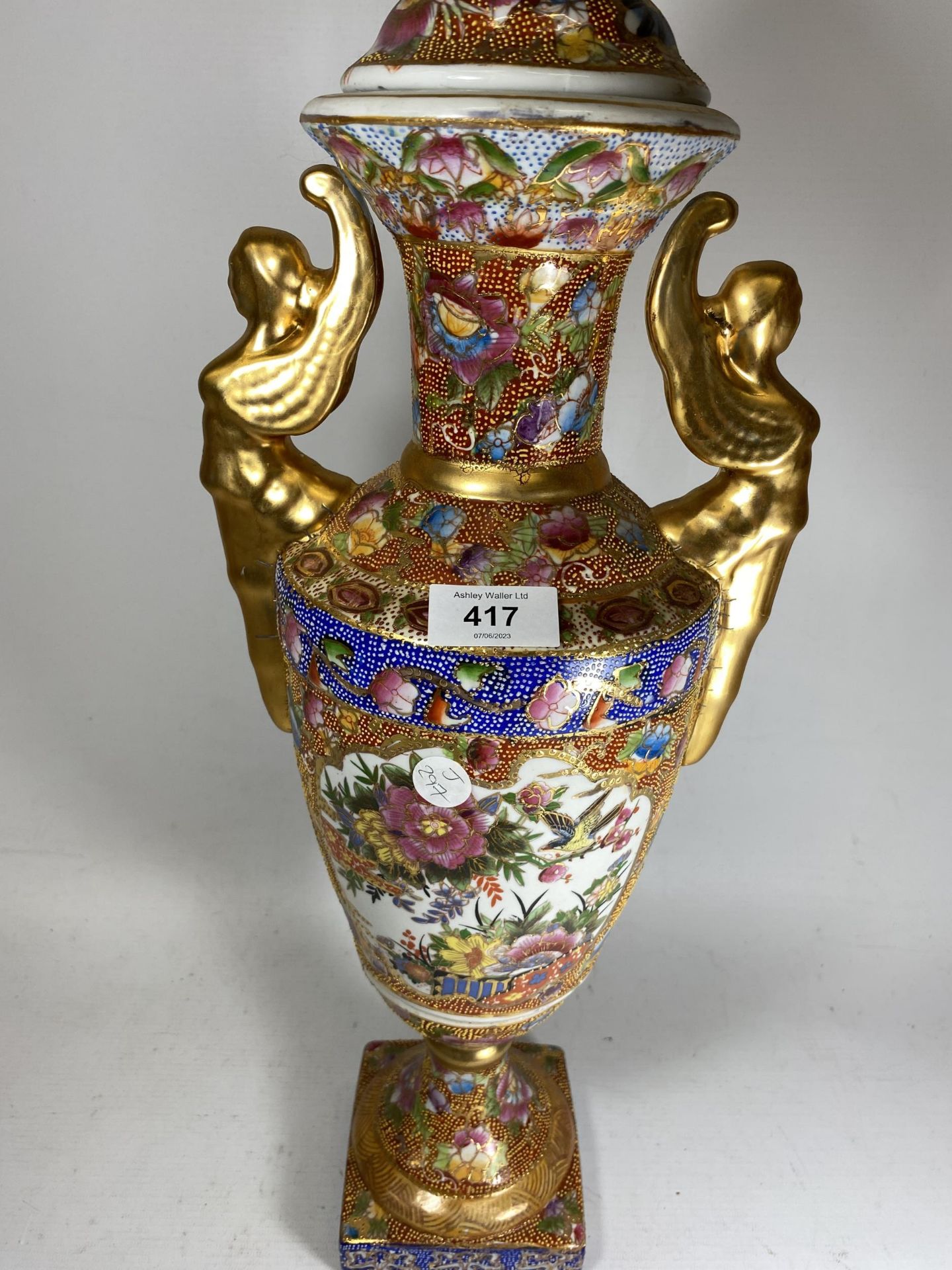 A LARGE DECORATIVE JAPANESE LIDDED TWIN HANDLED VASE, HEIGHT 56CM - Image 2 of 3