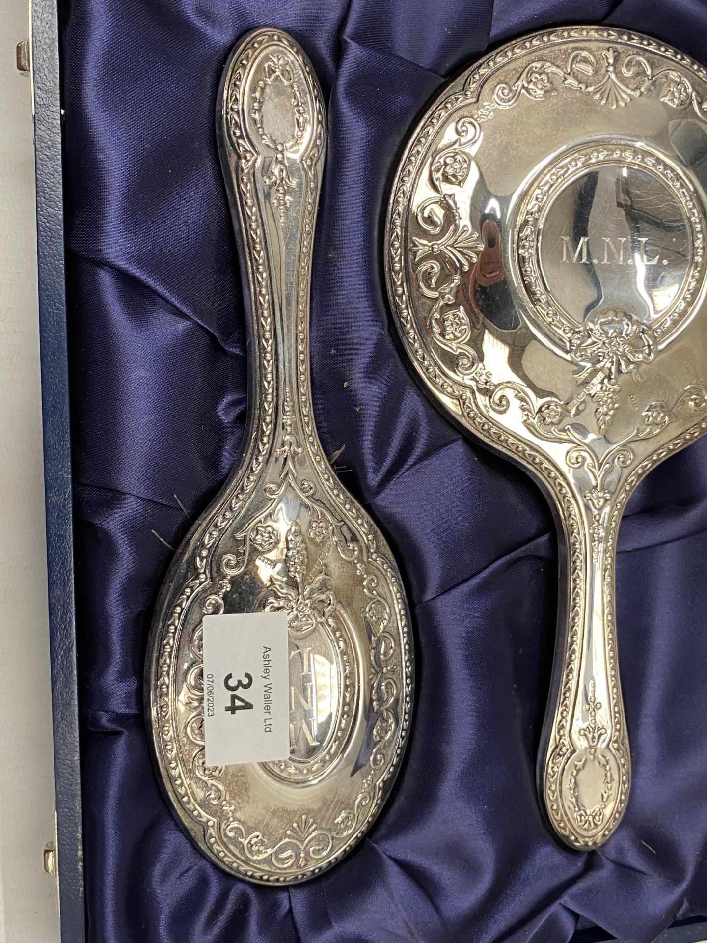 A CASED HALLMARKED SILVER BACKED THREE PIECE DRESSING SET COMPRISING COMB, MIRROR AND BRUSH - Image 3 of 7