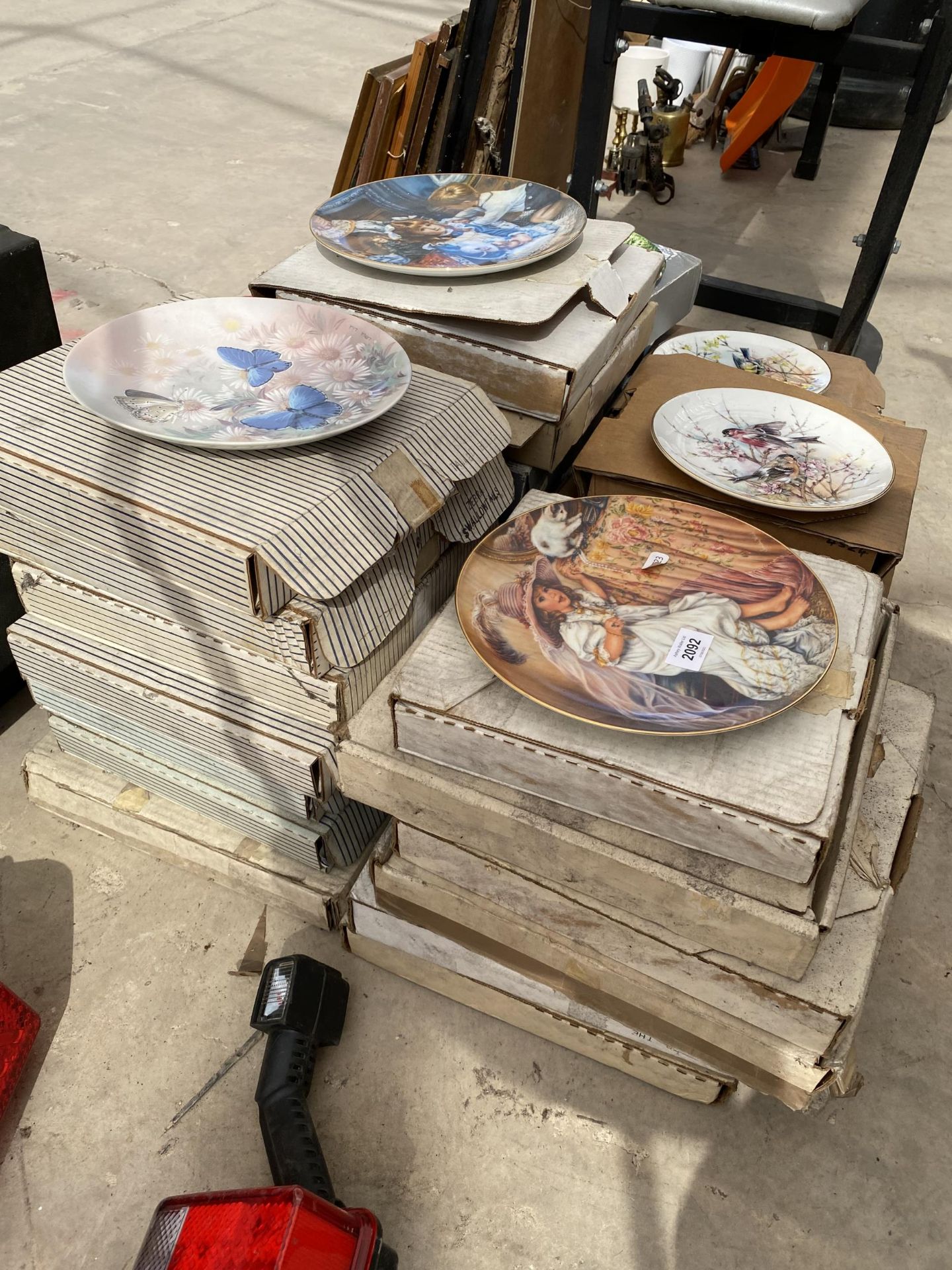 A LARGE ASSORTMENT OF CERAMIC COLLECTORS PLATES - Image 2 of 3