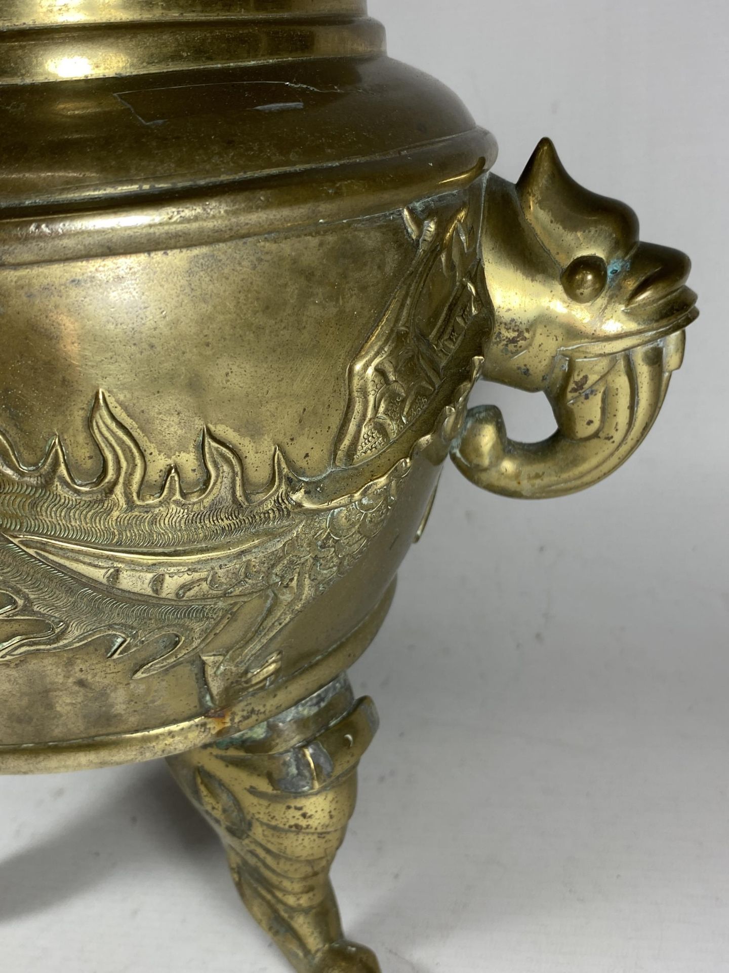 A LARGE CHINESE TWIN HANDLED BRASS LIDDED TEMPLE JAR, WITH DRAGONS CHASING THE FLAMING PEARL - Image 5 of 8