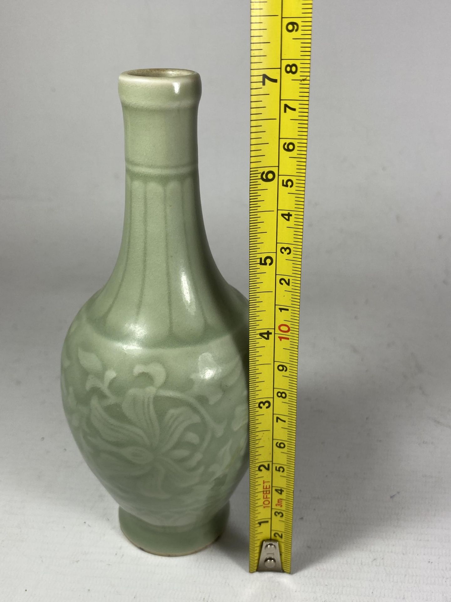 A CHINESE CELADON PORCELAIN FLORAL VASE, UNMARKED TO BASE, HEIGHT 18CM - Image 6 of 6