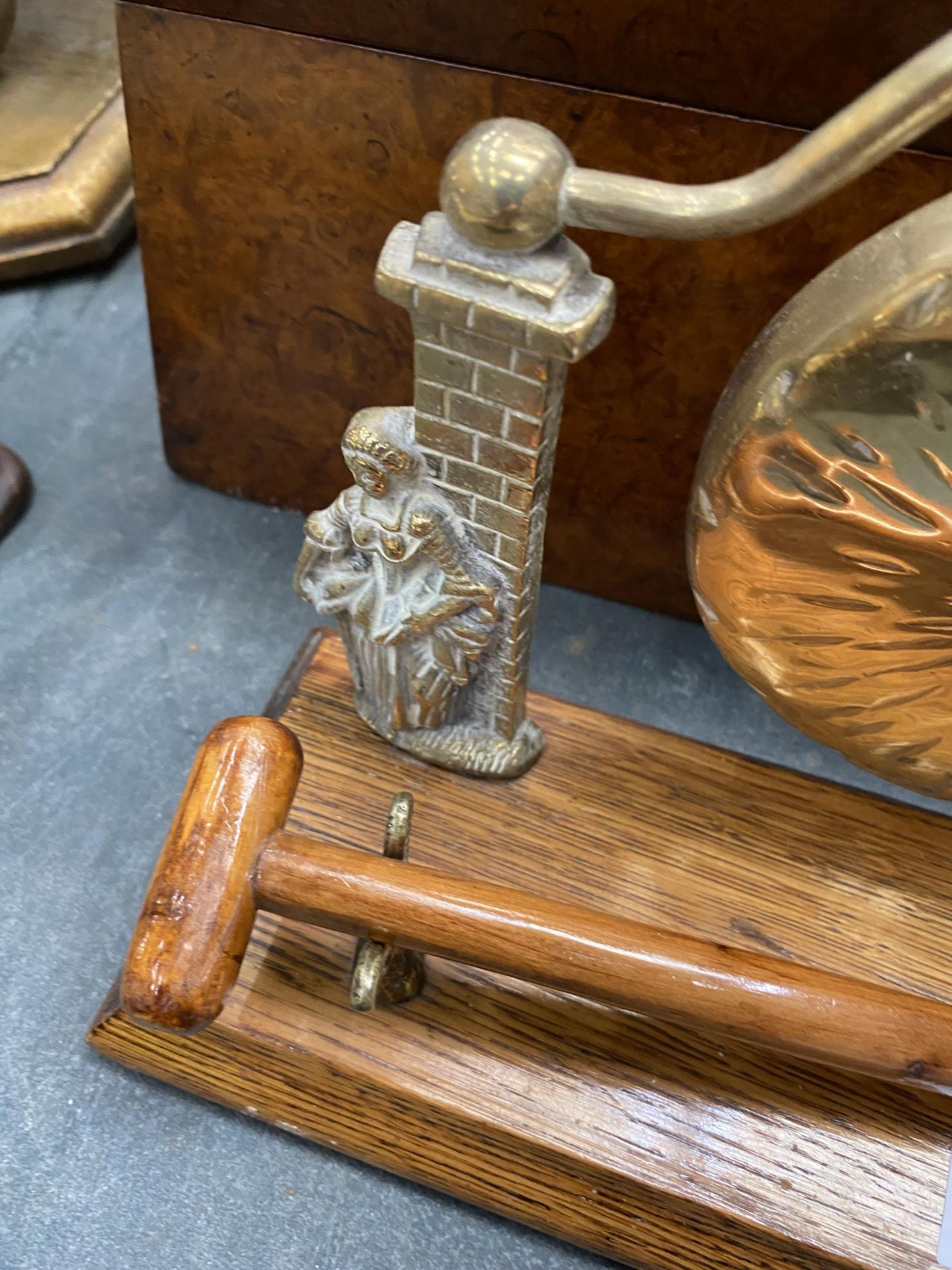 A VICTORIAN BRASS GONG AND HAMMER ON AN OAK BASE WITH HMS VICTORY MOTIF - Image 2 of 4