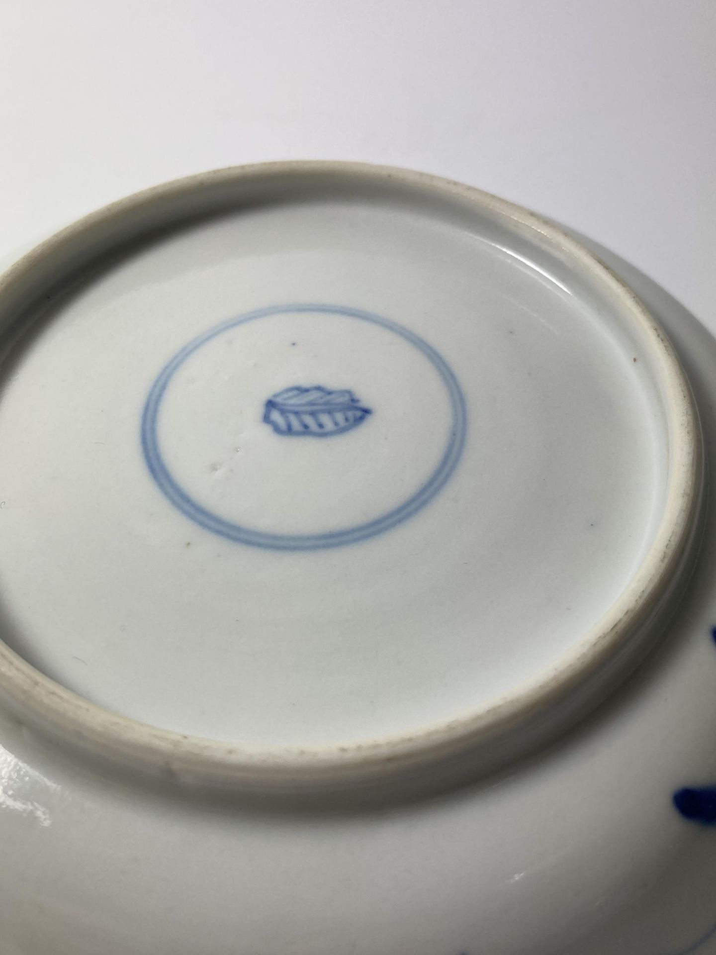 A PAIR OF KANGXI PERIOD (1661-1722) CHINESE BLUE AND WHITE PORCELAIN PLATES, ARTEMESIA LEAF MARK - Bild 10 aus 13