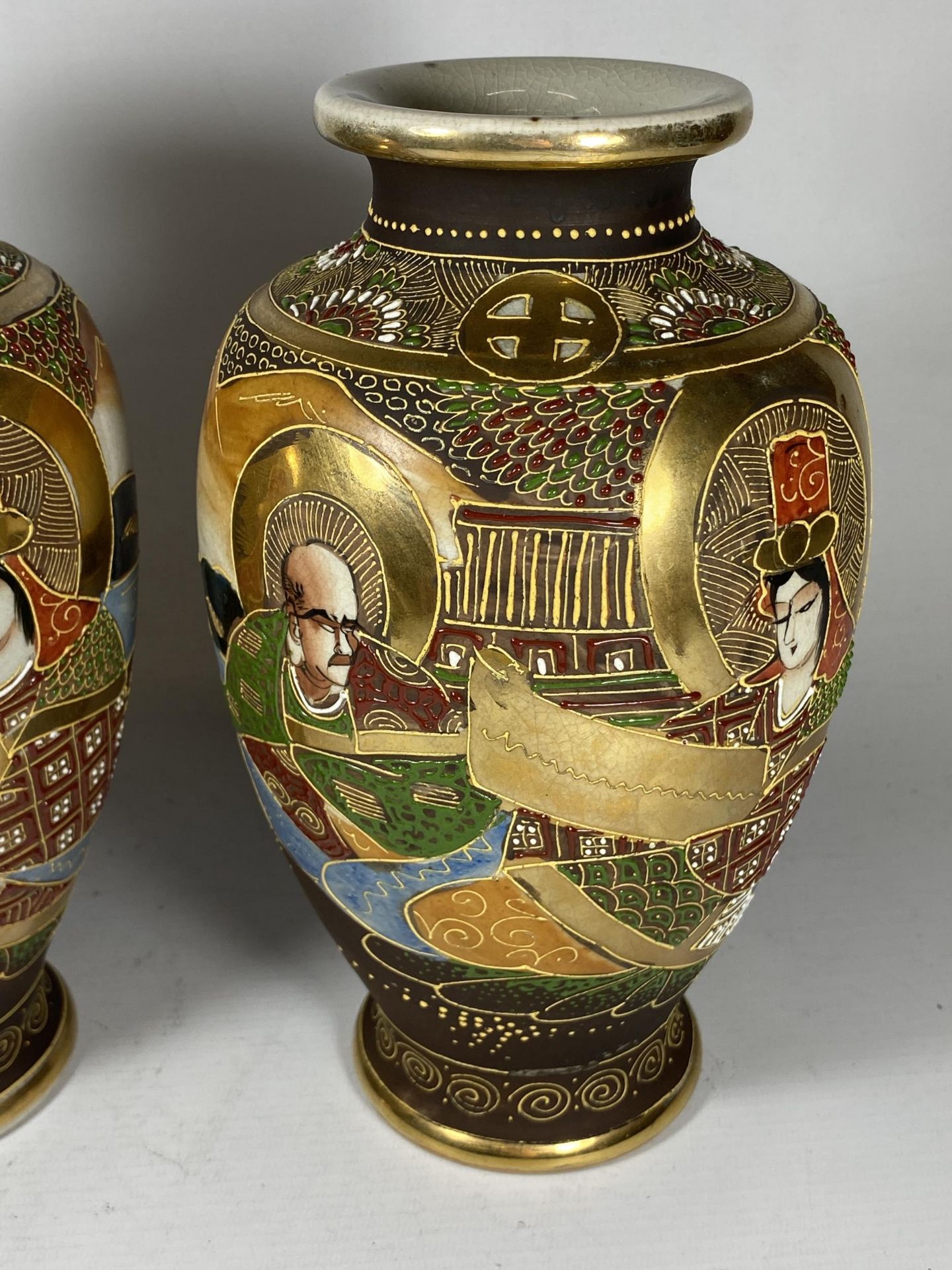 A PAIR OF JAPANESE SATSUMA OVOID FORM VASES WITH FIGURAL DESIGN, HEIGHT 24.5CM - Bild 3 aus 5