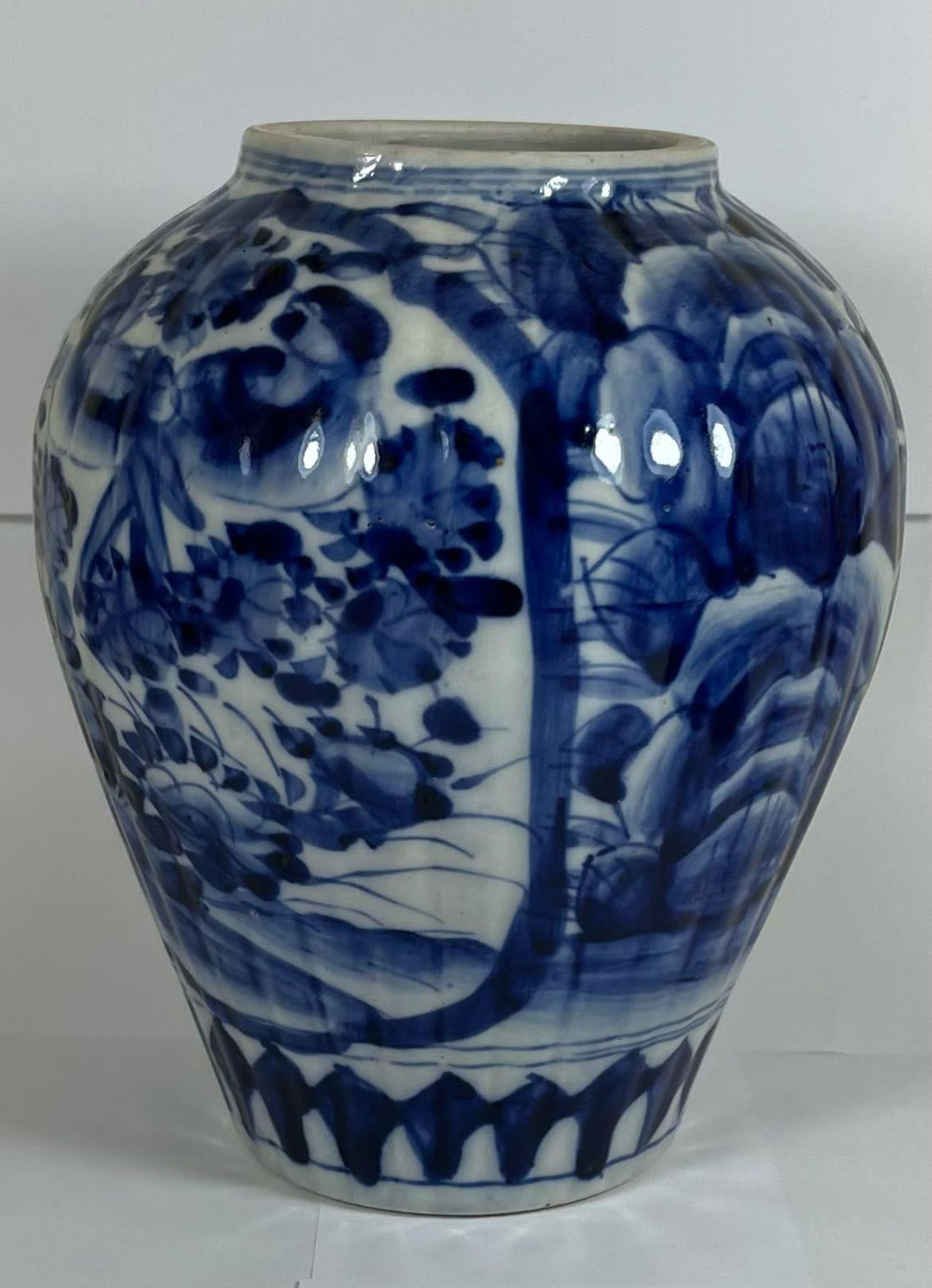 A JAPANESE MEIJI PERIOD (1868-1912) BLUE AND WHITE LIDDED TEMPLE JAR (FINIAL A/F), HEIGHT 30CM - Bild 6 aus 7