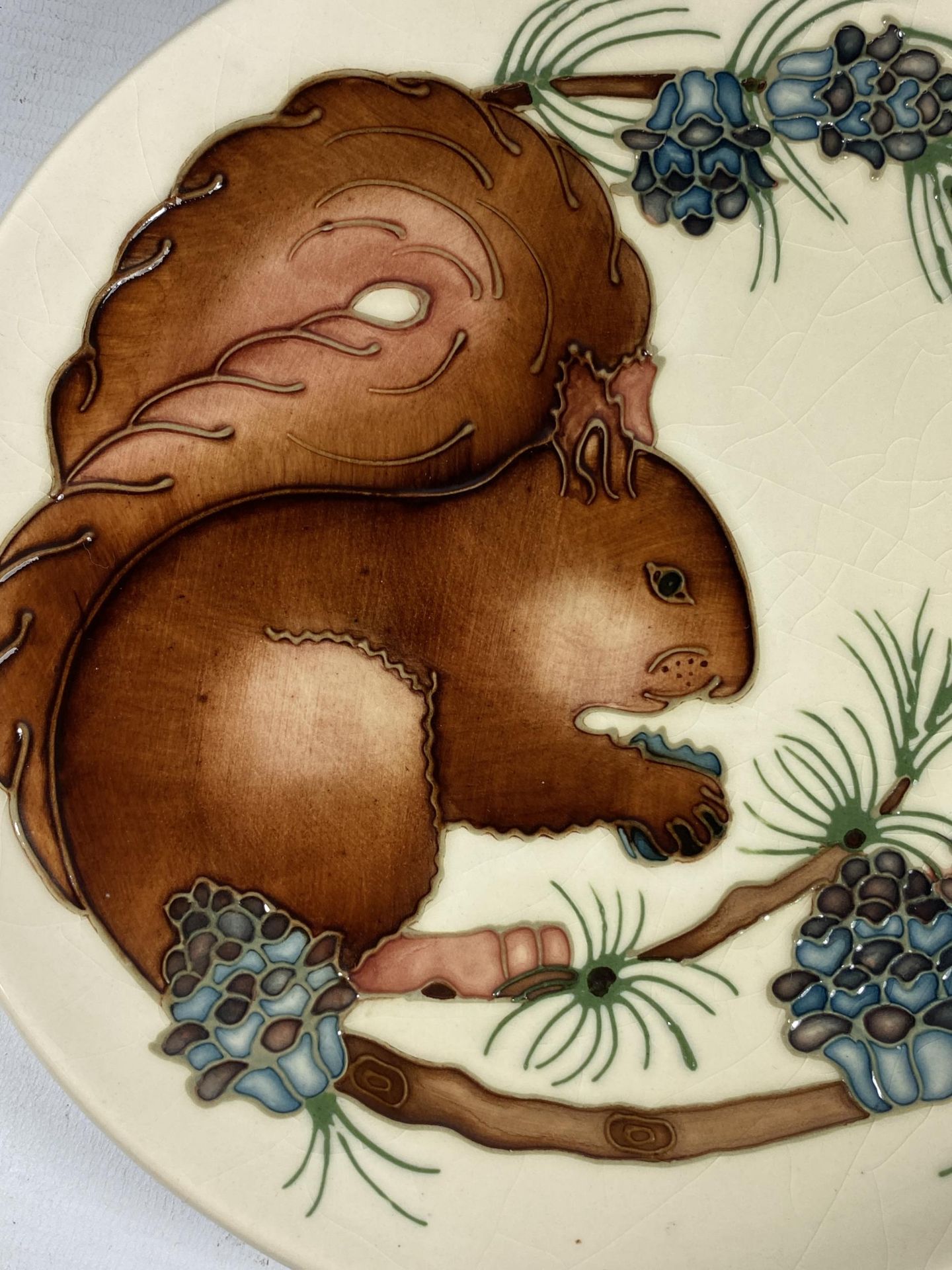 A LIMITED EDITION MOORCROFT POTTERY SQUIRREL PATTERN PLATE, NUMBER 330/500, 1995 - Image 2 of 4