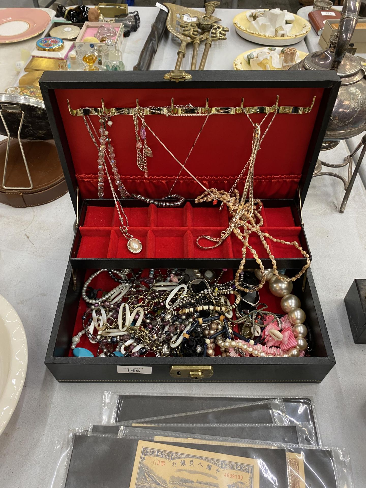 A JEWELLERY BOX CONTAINING A QUANTITY OF COSTUME JEWELLERY TO INCLUDE NECKLACES, BRACELETS, ETC