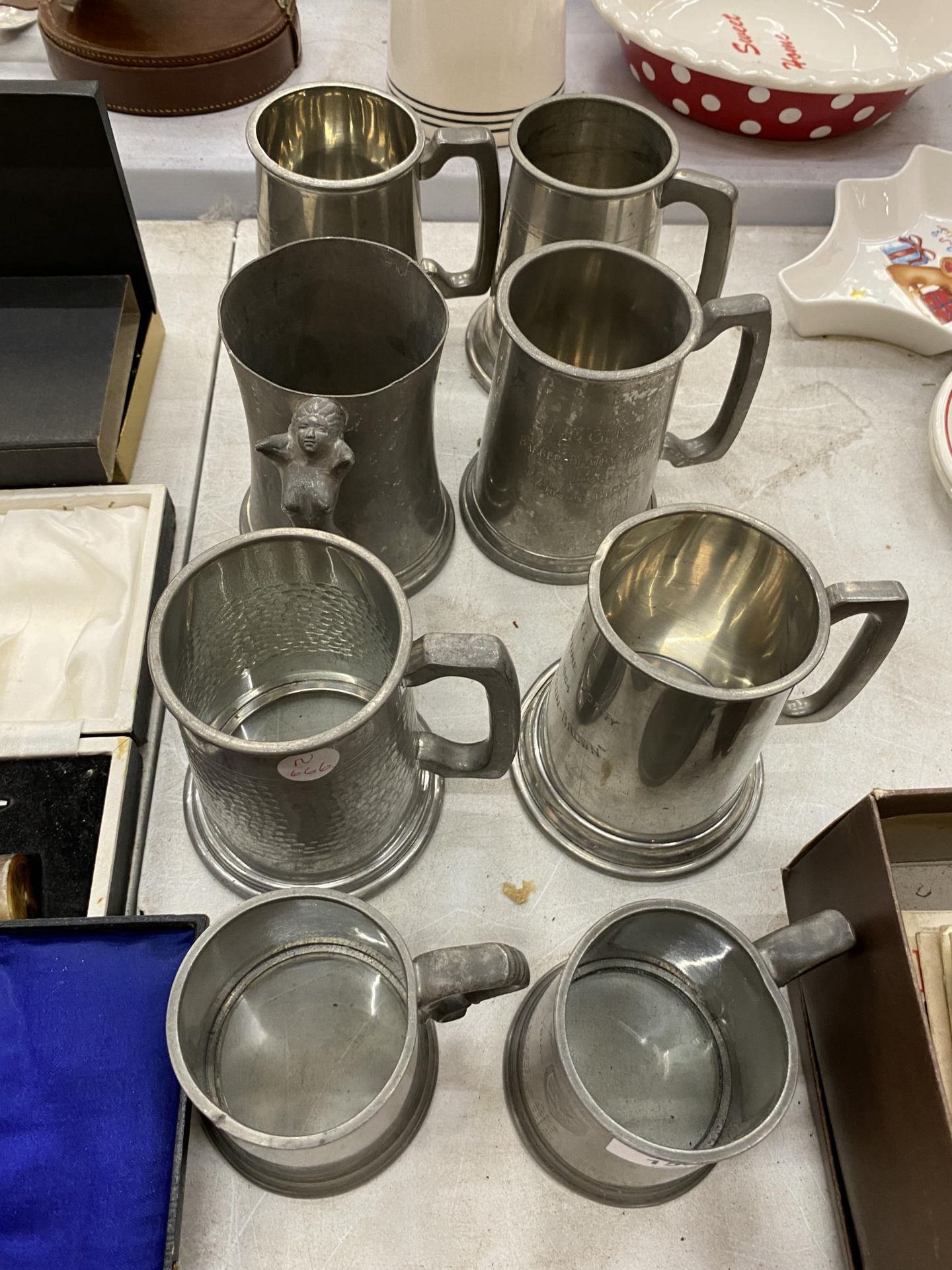 A COLLECTION OF VINTAGE PEWTER TANKARDS TO INCLUDE ONE WITH A NUDE LADY HANDLE