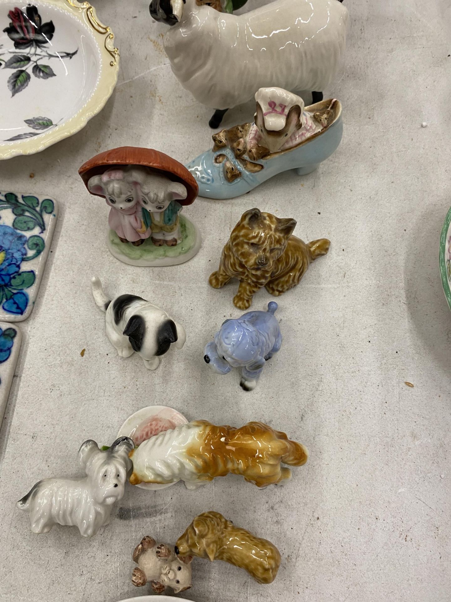 A QUANTITY OF CERAMIC ITEMS TO INCLUDE A BESWICK RAM - HORN A/F, ORIENTAL STYLE CUPS AND SAUCERS, - Image 2 of 3