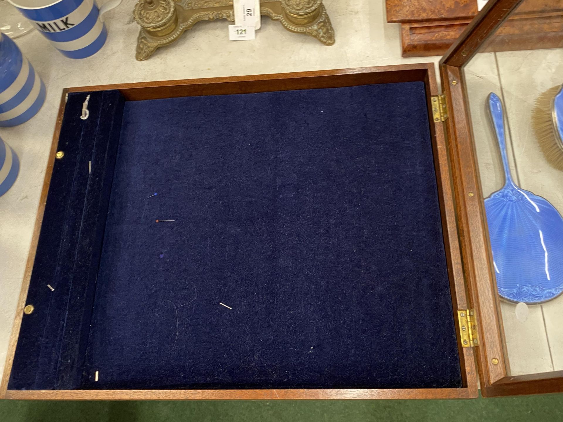 A VINTAGE OAK TABLE TOP JEWELLERY DISPLAY CASE, 40 X 50CM - Bild 2 aus 4