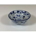 A TEK SING CARGO STYLE CHINESE BLUE AND WHITE NUT BOWL, DIAMETER 8CM