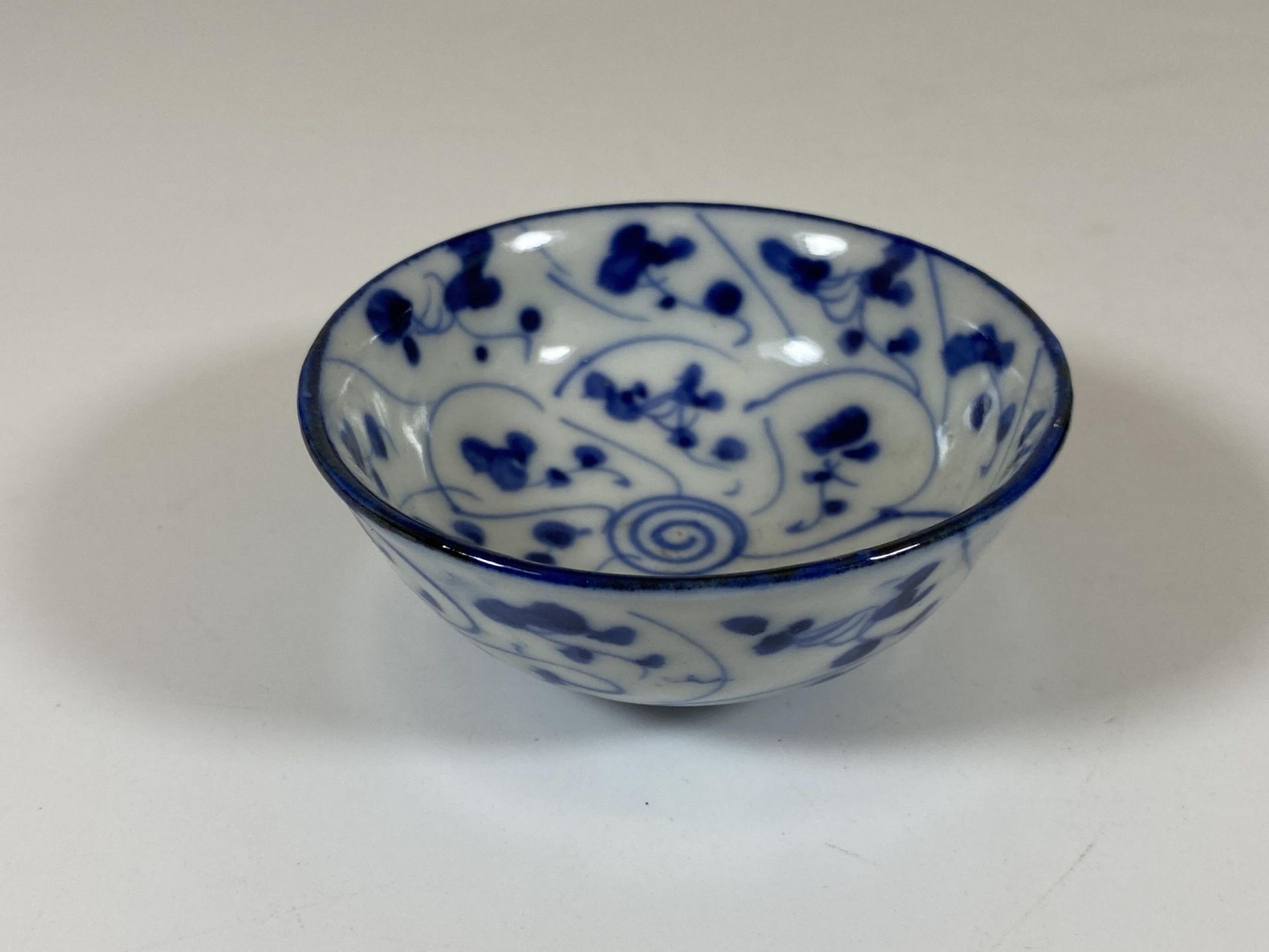 A TEK SING CARGO STYLE CHINESE BLUE AND WHITE NUT BOWL, DIAMETER 8CM