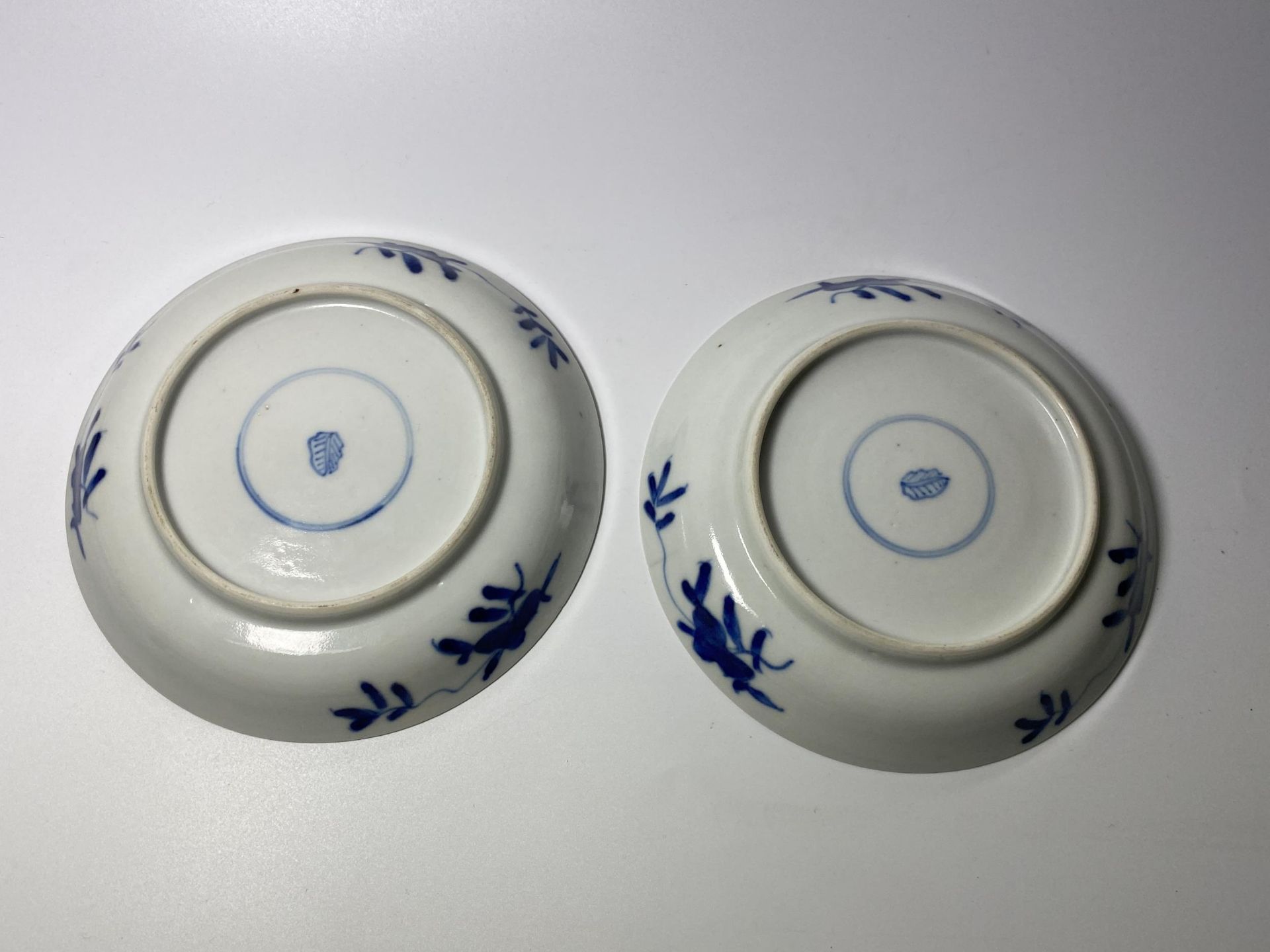 A PAIR OF KANGXI PERIOD (1661-1722) CHINESE BLUE AND WHITE PORCELAIN PLATES, ARTEMESIA LEAF MARK - Image 7 of 13