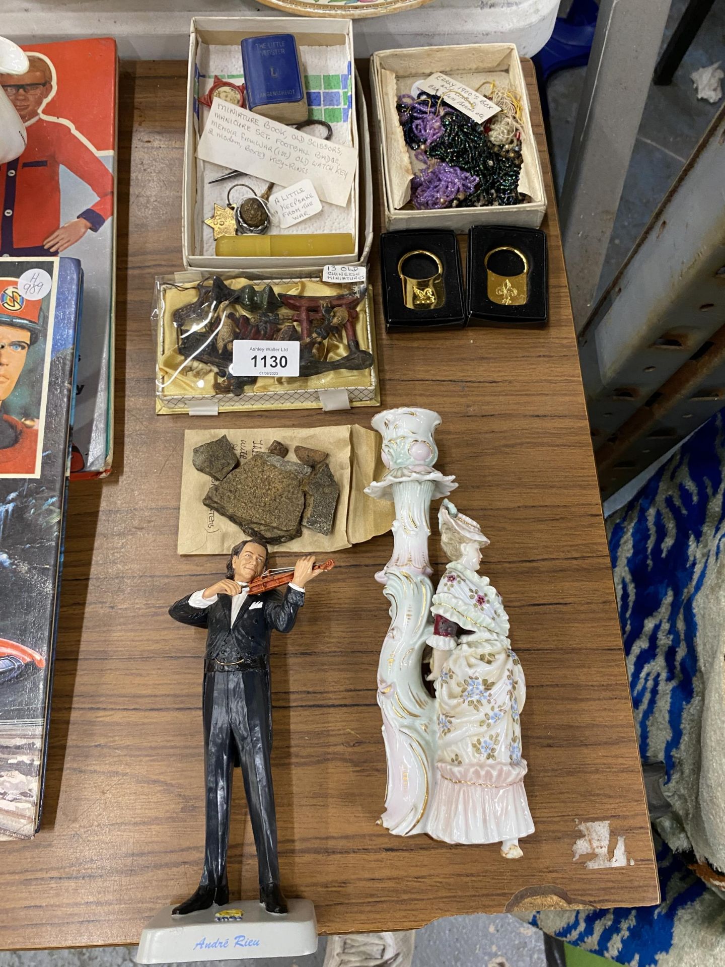 A MIXED LOT OF VINTAGE ITEMS, CONTINENTAL FIGURE, VIOLIN PLAYER ETC