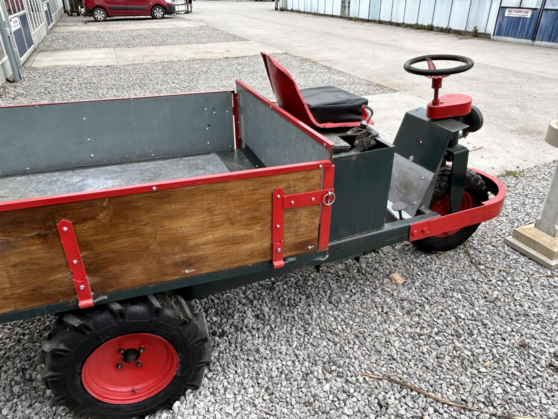 A PETROL ENGINE 'MARTIN TRUCKS BE2' MARKET GARDENERS TRICYCLE WITH MANUAL TIPPER BODY (REQUIRES A - Image 9 of 10