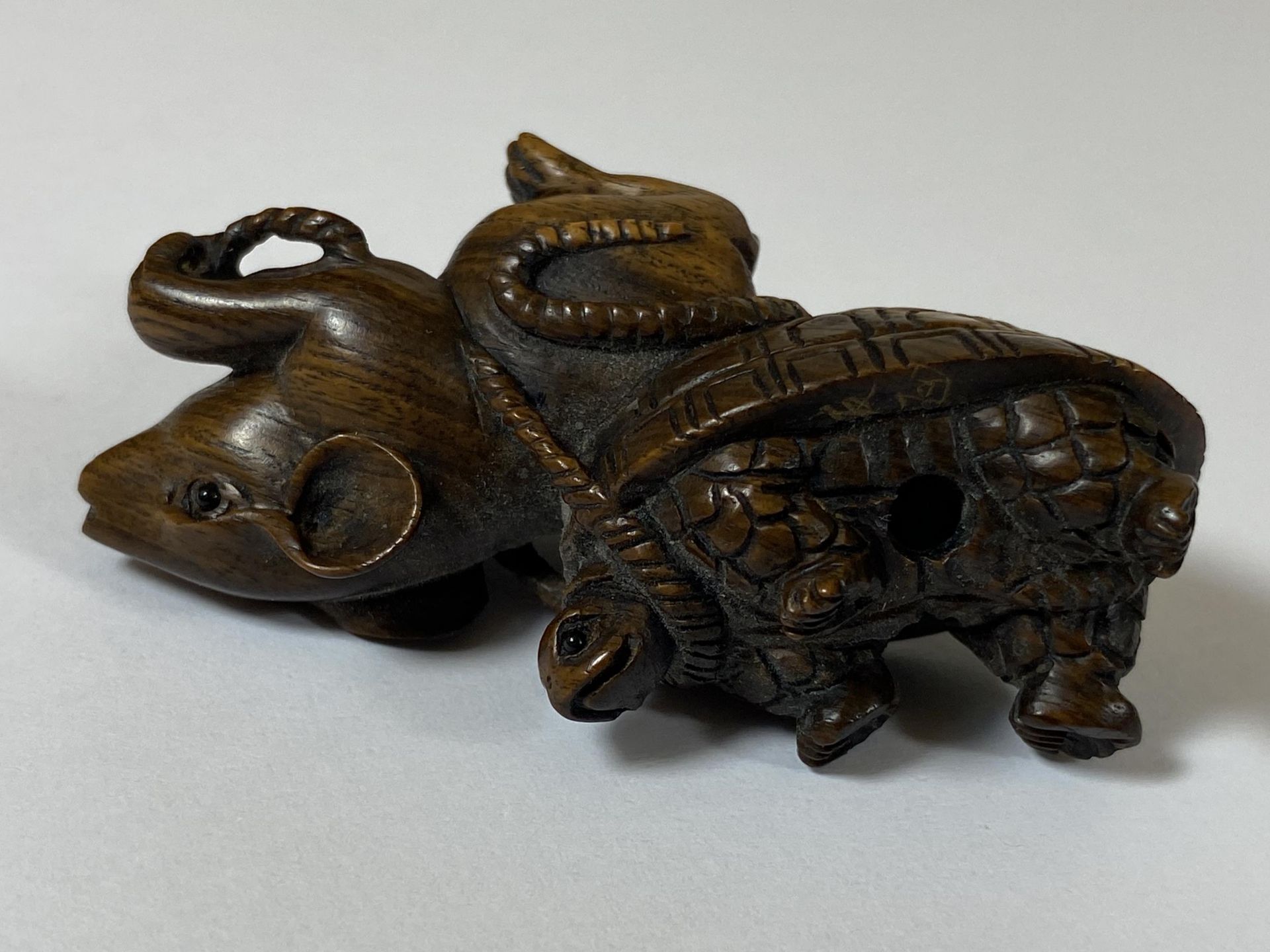 AN ORIENTAL NETSUKE OF A MOUSE DRAGGING A TURTLE, UNSIGNED, LENGTH 5.5CM - Image 4 of 4