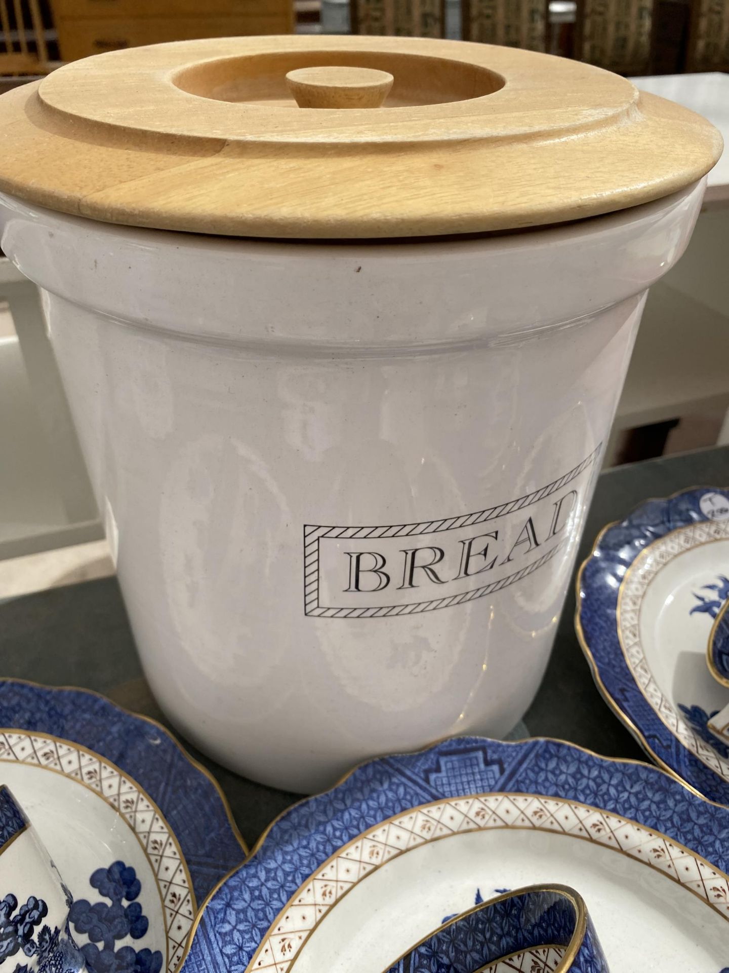 A COLLECTION OF ROYAL OLD WILLOW BLUE AND WHITE CERAMICS AND A LIDDED BREAD BIN - Image 3 of 3