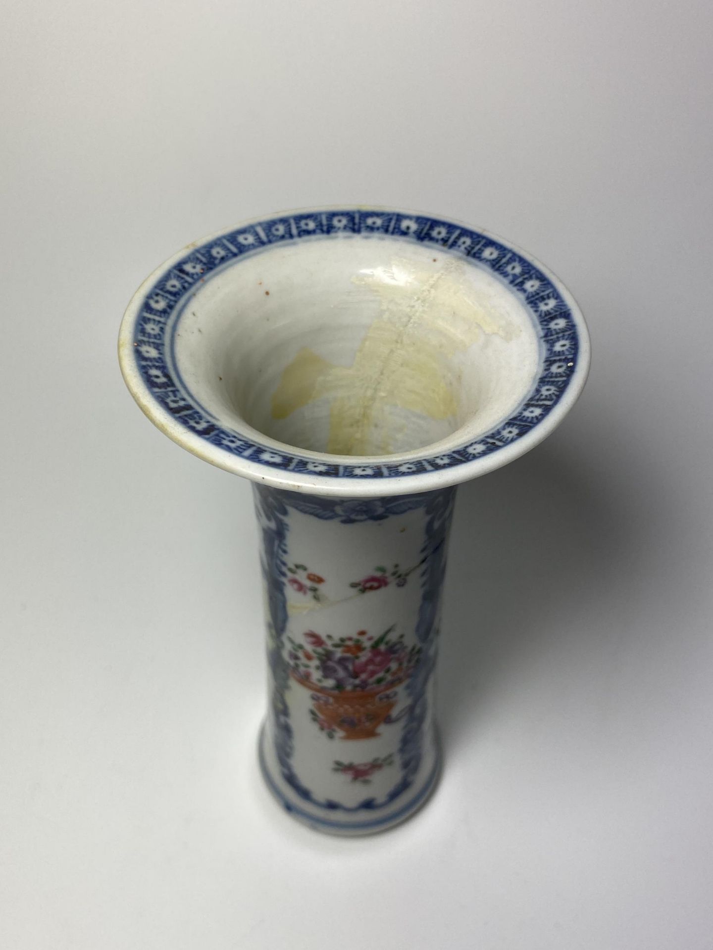 A 19TH CENTURY CHINESE QING TRUMPET FLARED VASE, HEIGHT 14.5CM (A/F) - Image 2 of 6